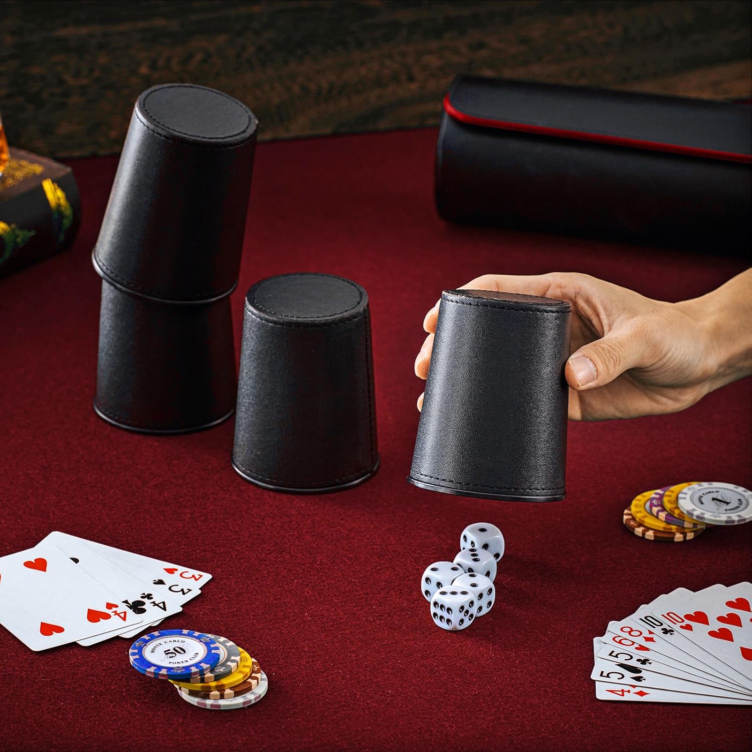 El juego de 2 tazas de cuero incluye 10 dados de cuero, 50 dados y 2 fundas de almacenamiento de cuero con cierre magnético, juego de dados de
