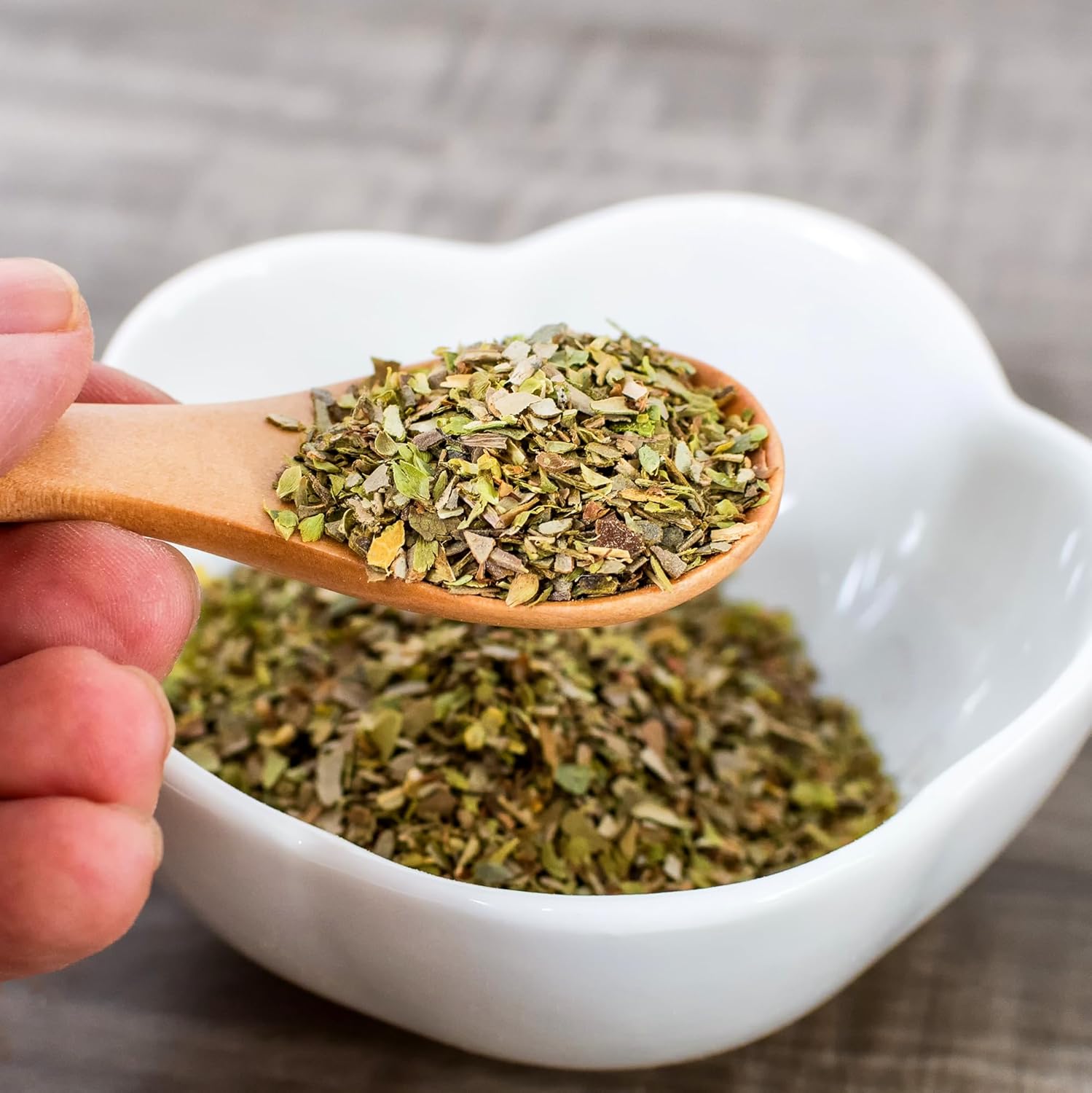 Unpretentious Copos de orégano, 1 libra, sabor rico, ingrediente versátil, tamaño a granel