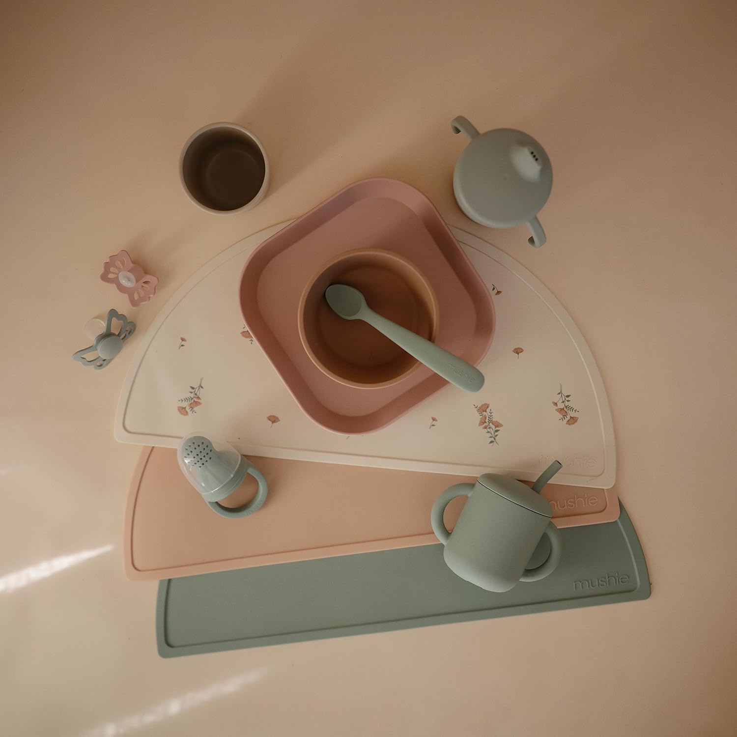 mushie Mantel individual de silicona para niños, diseño antideslizante sin BPA (azul Cambridge)
