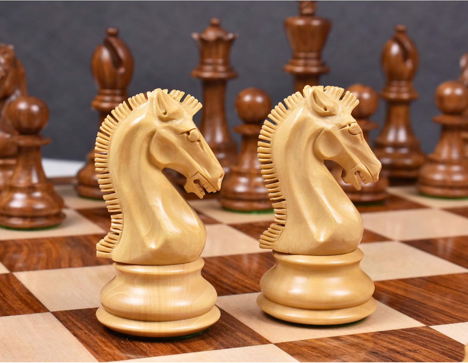 Royal Chess Mall Craftsman Knight Staunton – Juego de ajedrez solo piezas de ajedrez, juego de ajedrez de madera de palisandro dorado y boj