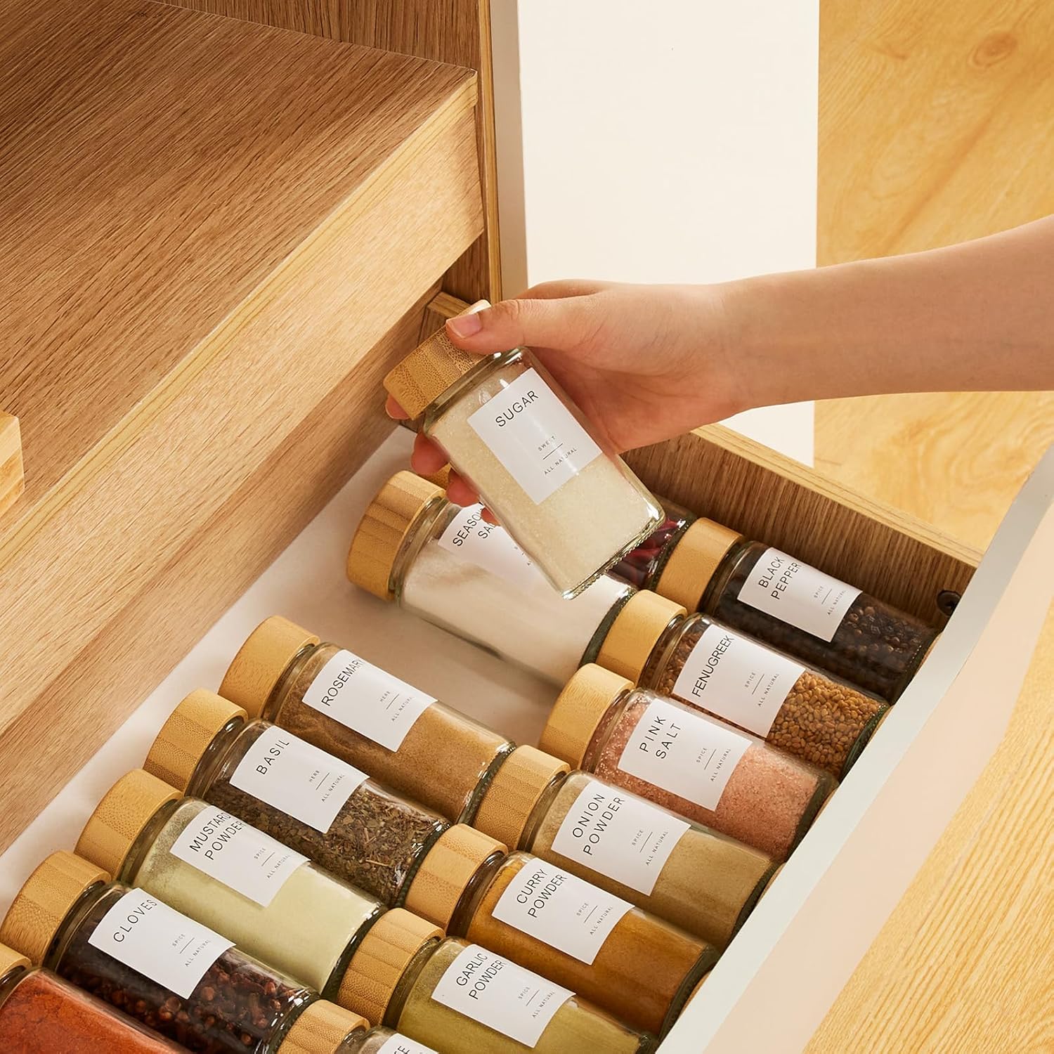 FavorFlavor 24 tarros de especias con etiqueta, tarros de condimentos de vidrio grueso de 4.6 onzas con tapas de bambú, botellas herméticas de