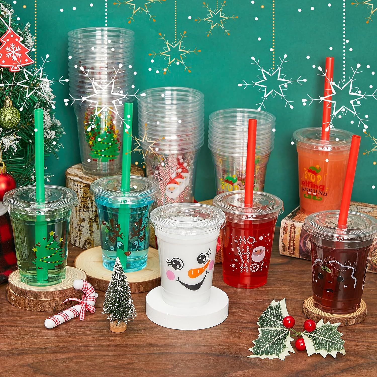 Zhehao Juego de 50 vasos de plástico de Navidad transparentes desechables a granel con tapas y pajitas, Papá Noel, muñeco de nieve, árbol de