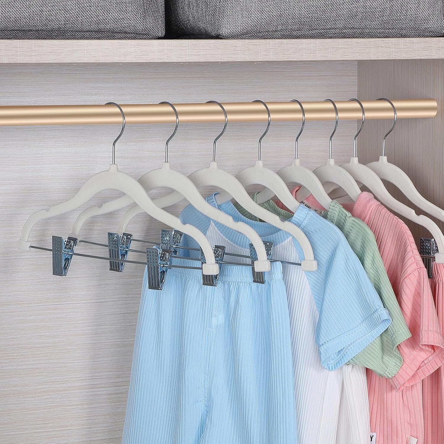 Perchas de terciopelo para faldas para niños, paquete de 24 perchas de terciopelo para bebé con clips ajustables, perchas para pantalones, ahorro de