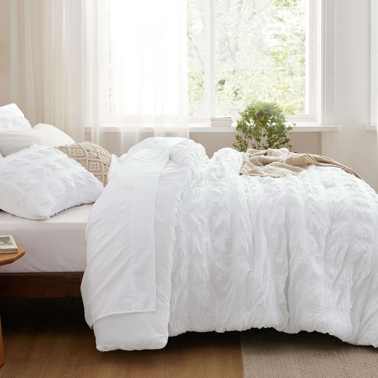 Bedsure Bed in a Bag – Juego de edredón de tamaño matrimonial de 7 piezas a rayas, edredón alternativo de plumón suave y ligero, juego de cama