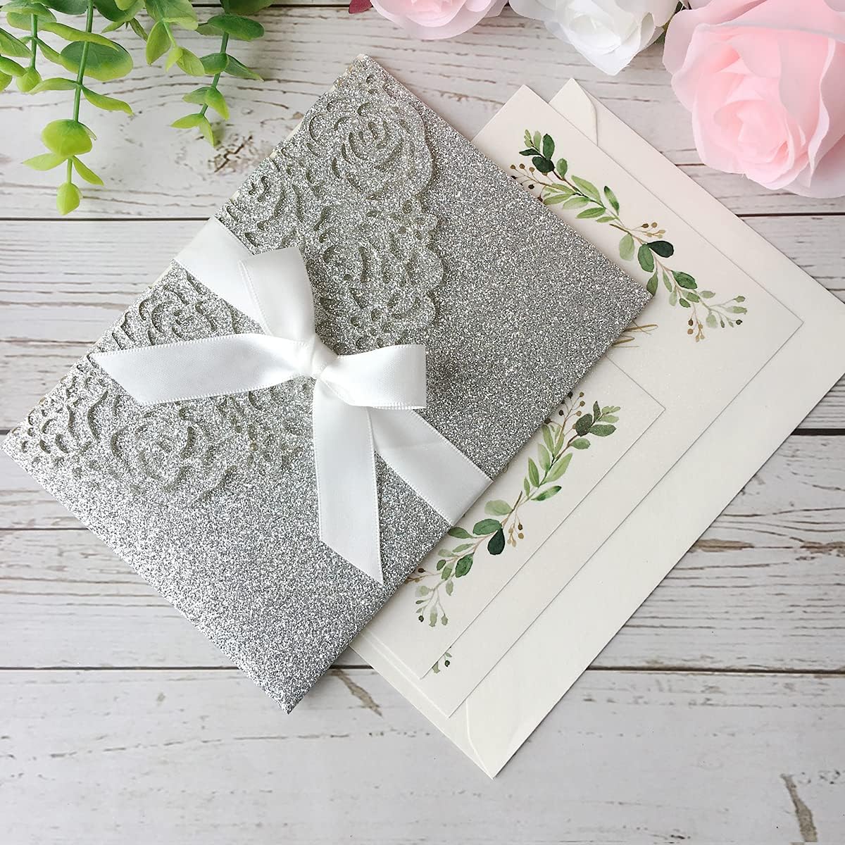 5.1 x 7.1 pulgadas, 50 invitaciones de boda personalizadas con purpurina plateada cortadas con láser con sobres y bolsillo hueco de rosa con cinta e