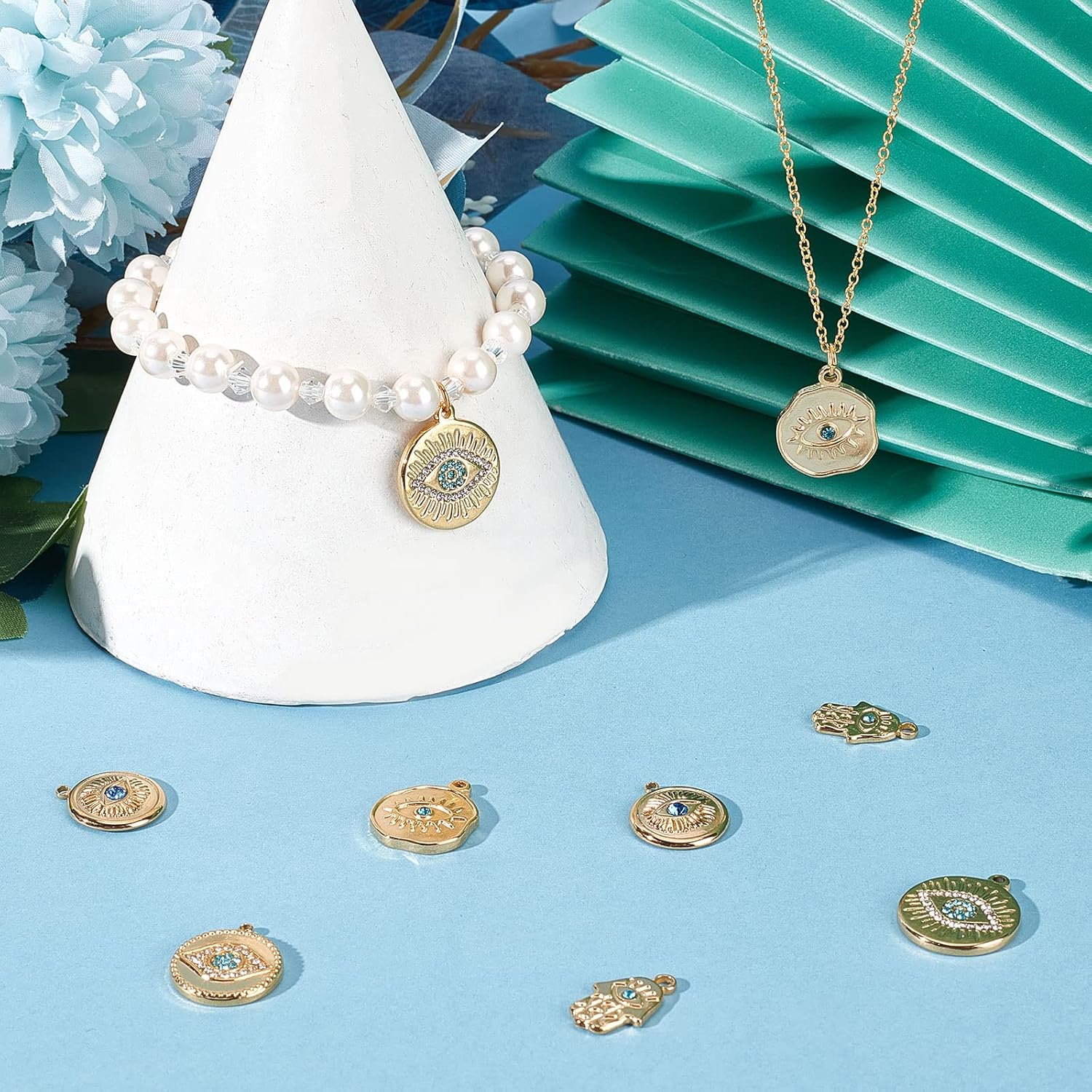 Beebeecraft 10 dijes de ojo malvado de 5 estilos, chapados en oro de 18 quilates, con diamantes de imitación redondos planos irregulares para