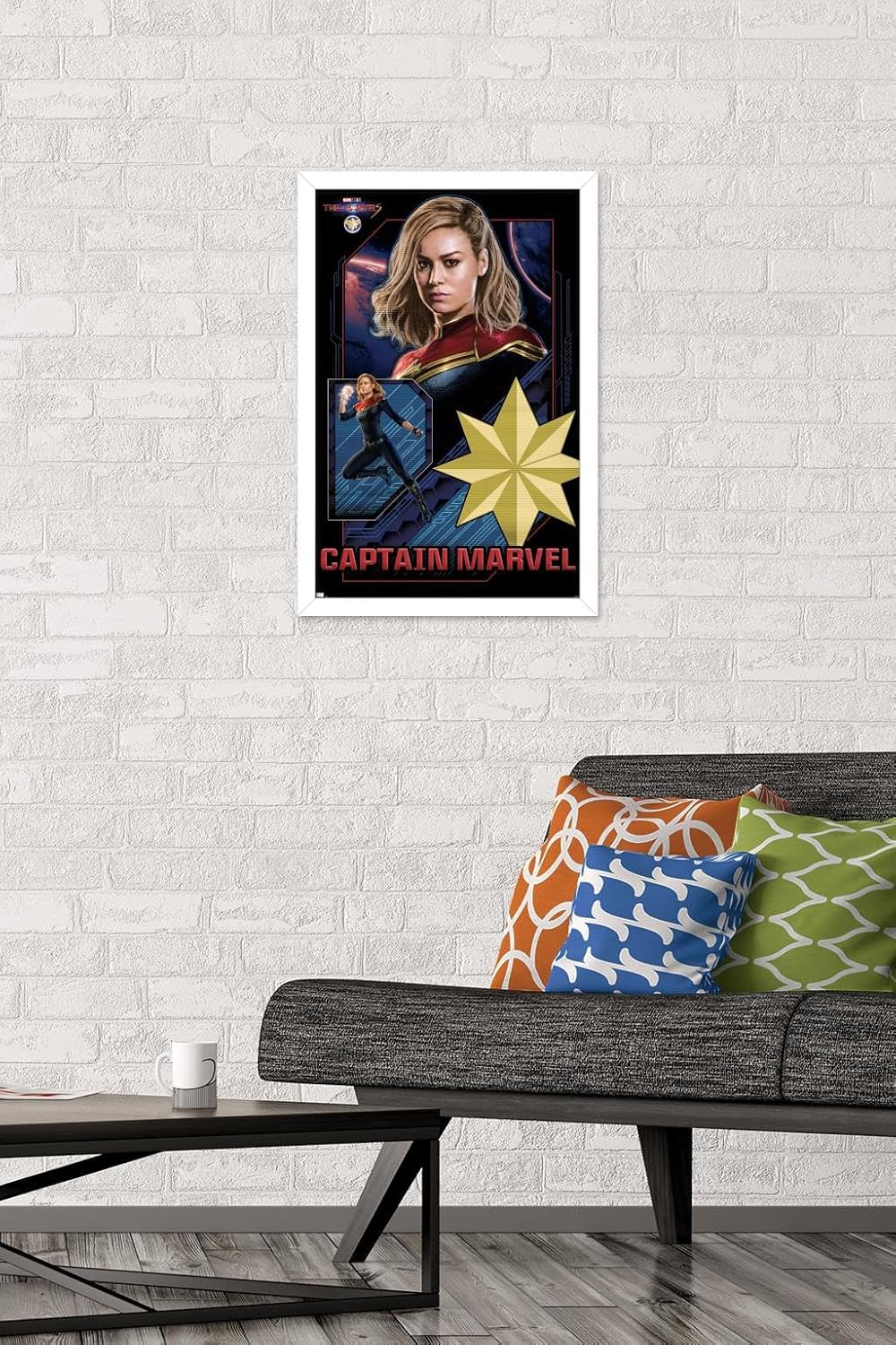 Trends International Marvel The Marvels – Póster de pared de Capitán Marvel, 14.72 x 22.37 pulgadas, versión enmarcada en blanco