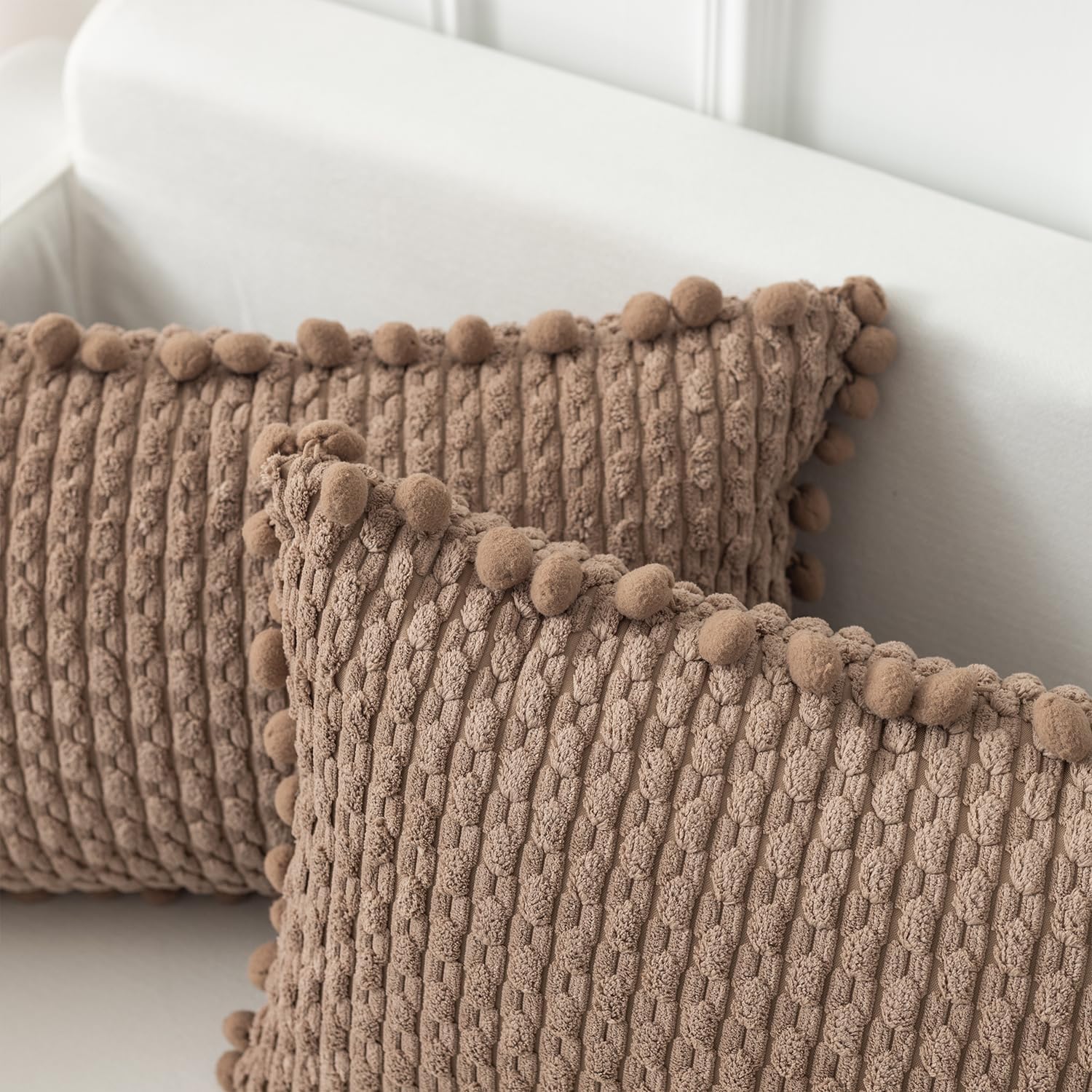Kevin Textile – Juego de 2 fundas de almohada decorativas lumbares de color marrón claro de 12 x 20 pulgadas con pompones para sofá y cama,