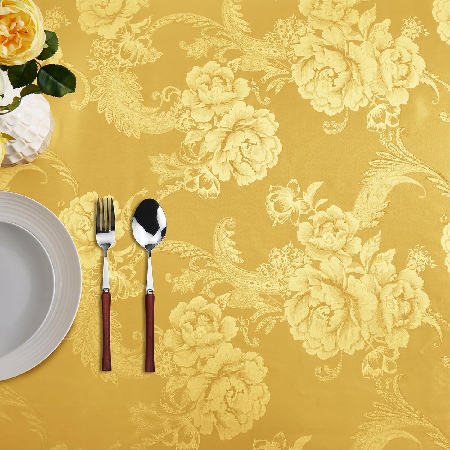 KKJIAF Paquete de 4 manteles jacquard de satén dorado de 60 x 102 pulgadas, mantel rectangular de damasco con patrón de peonía, mantel de satén de