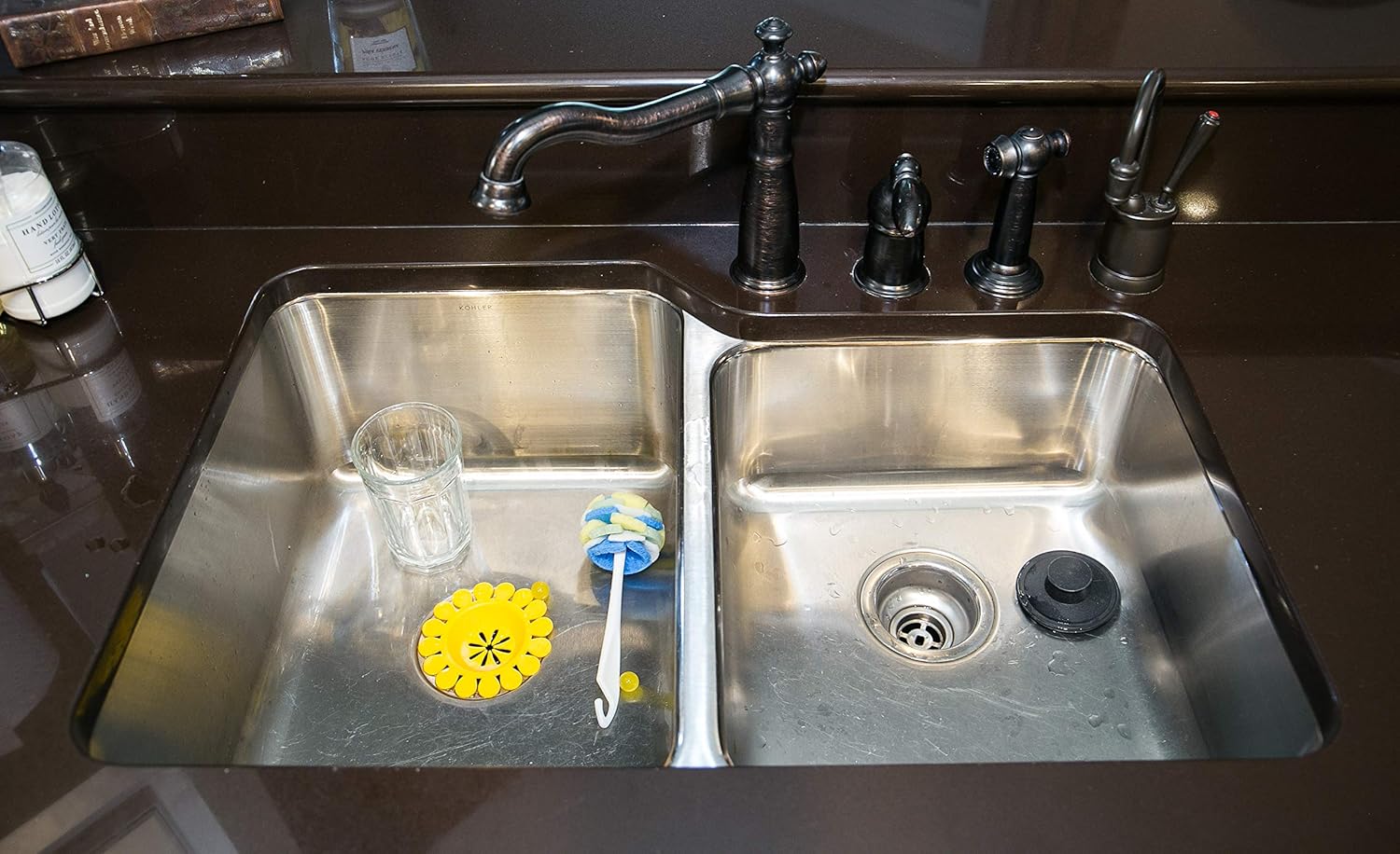 Compac Sink Daisy – Colador de fregadero de cocina perfumado infunde y refresca tu fregadero, accesorios imprescindibles para fregadero de cocina,