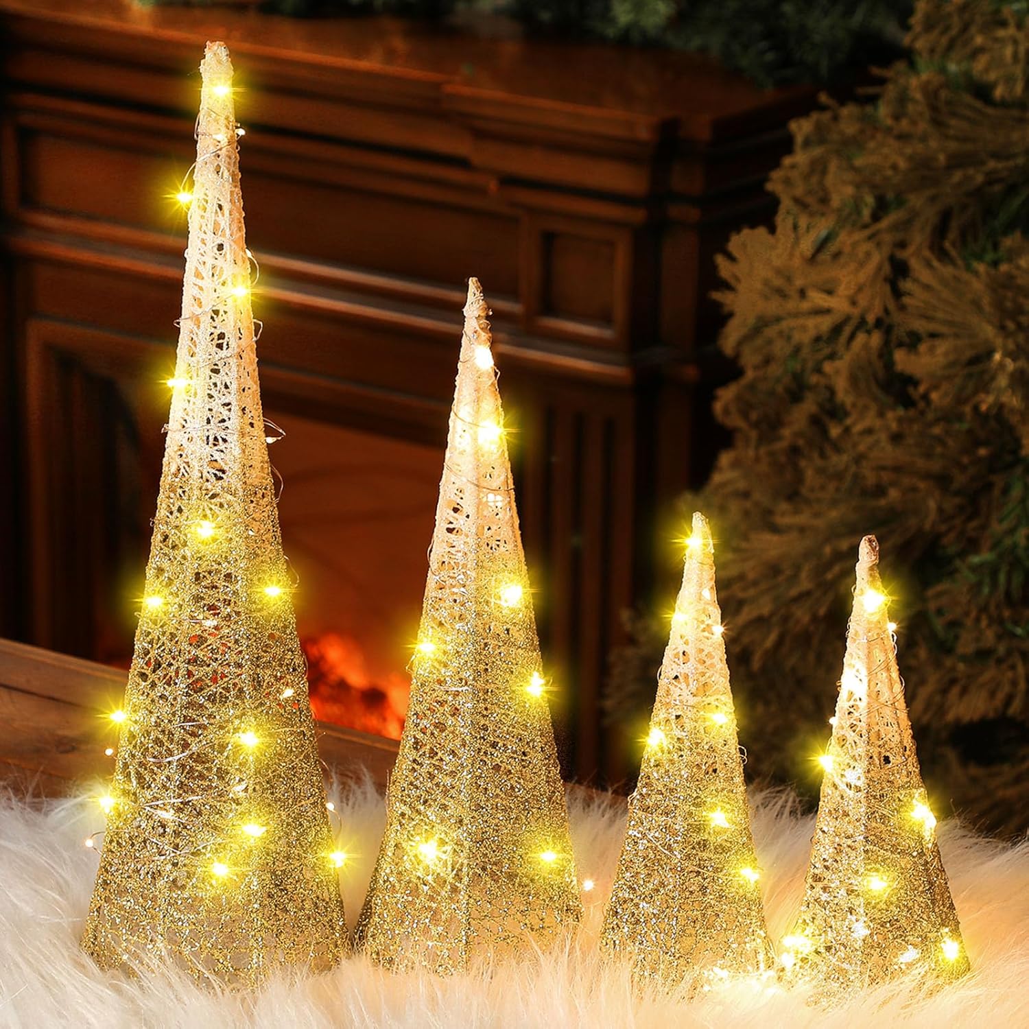 VIHOSE 4 árboles de cono de Navidad iluminados con purpurina blanca y dorada, decoración de mesa de Navidad para interiores pequeños con luces LED,