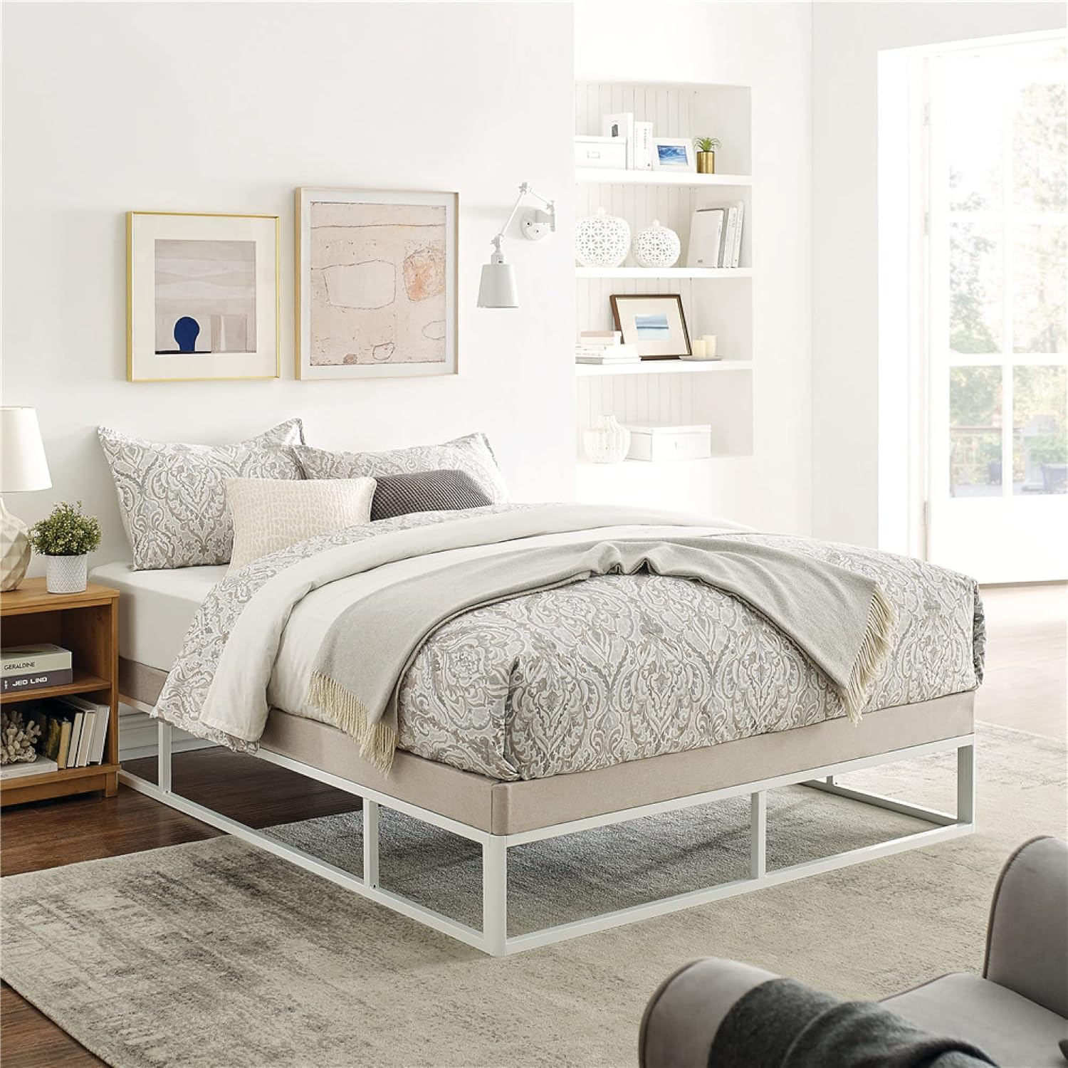 Classic Brands Capri – Base de cama con plataforma de metal blanco con base de colchón tapizada beige integrada, tamaño Queen