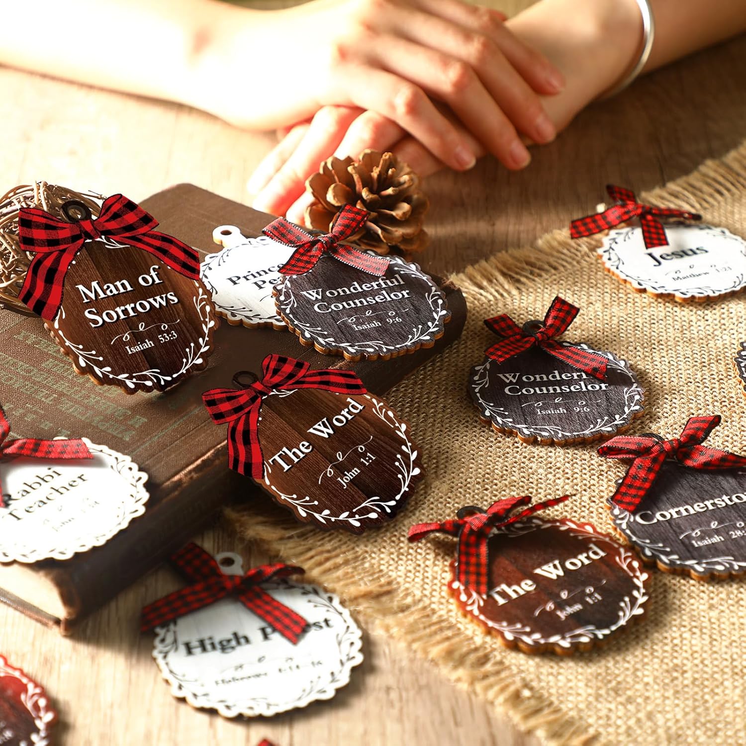 Soaoo 50 adornos de madera con los nombres de Jesús para manualidades, adornos de Navidad de madera, adornos de Navidad de madera con nombres de