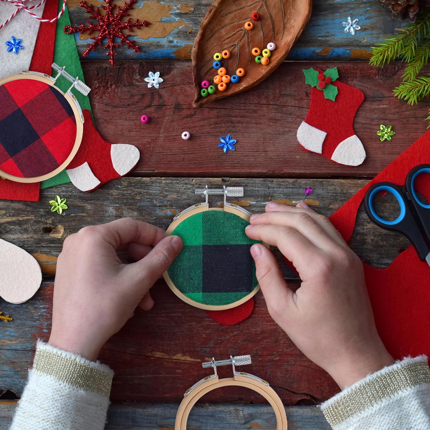 Caydo 24 aros de bordado de 2.5 pulgadas a granel, pequeños aros de punto de cruz, círculo de bambú, mini aros de bordado para adornos de Navidad,