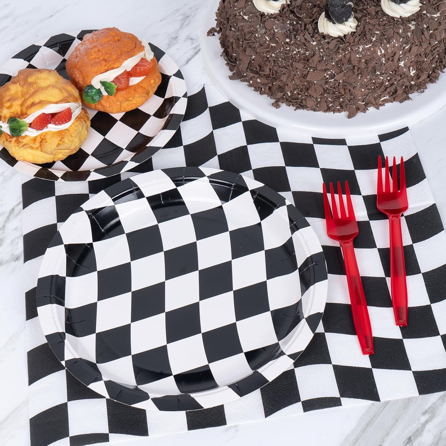 DECORLIFE 96 piezas de suministros de fiesta de bandera a cuadros, platos y servilletas a cuadros en blanco y negro para 24, decoración de fiesta de