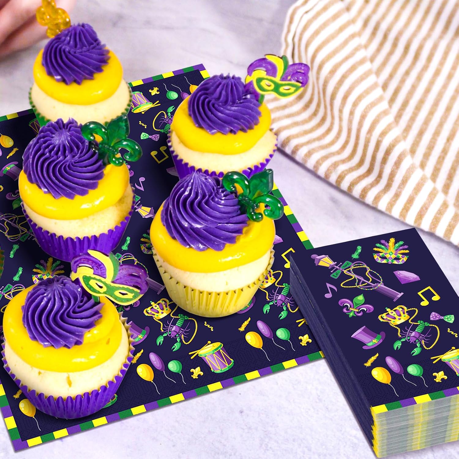 Yeaqee 200 servilletas de papel de Mardi Gras de 2 capas desechables de mano para invitados, máscara de corona de Mardi Gras, sombrero, globo, baño,