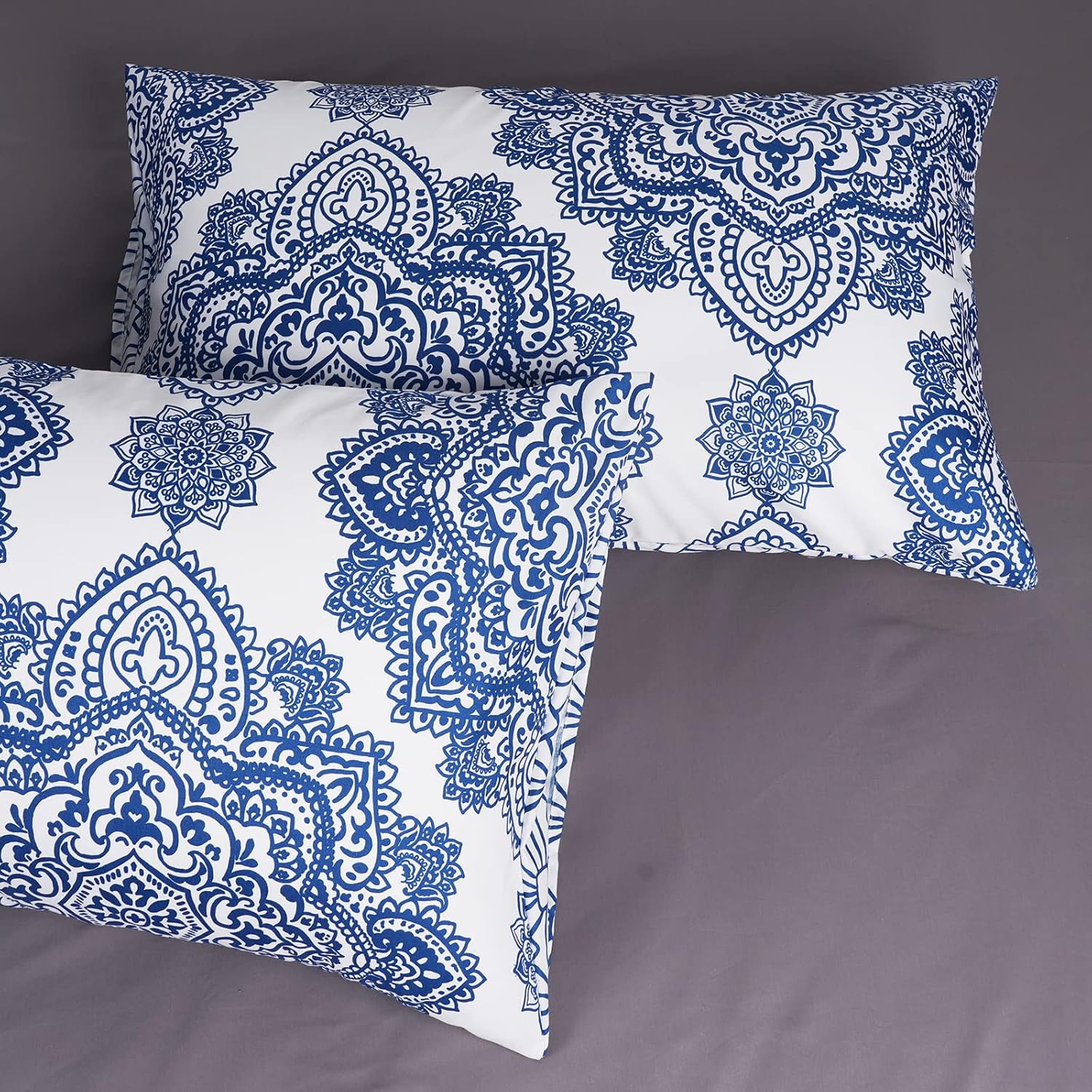 PHF Fundas de almohada de microfibra suave y sedosa, tamaño Queen, paquete de 2 fundas de almohada suaves y transpirables, fundas de almohada de