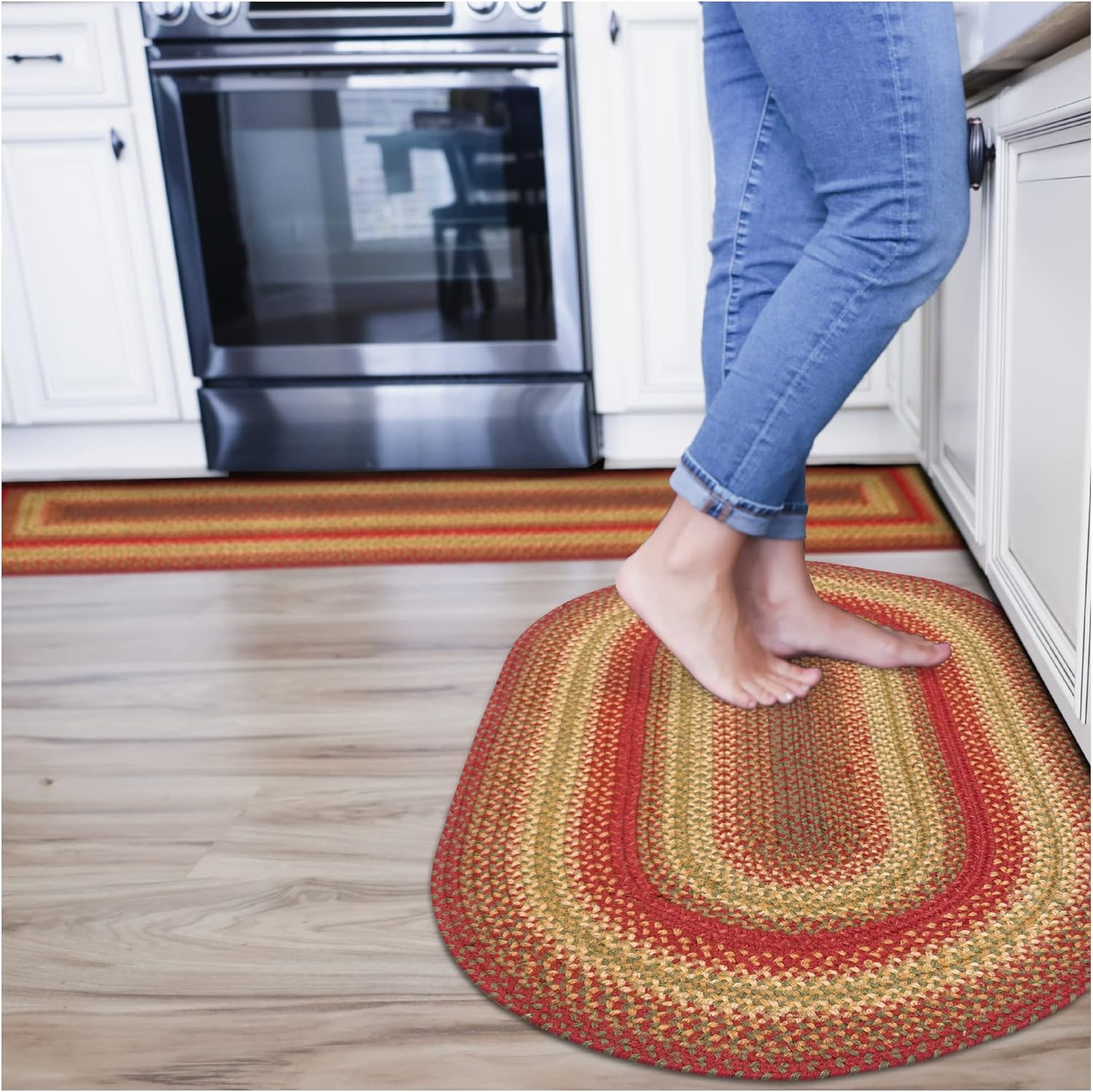 Homespice Cider Barn – Alfombra trenzada roja, mejora tu hogar con nuestra alfombra decorativa pequeña ovalada de 16 x 24 pulgadas, tapete de