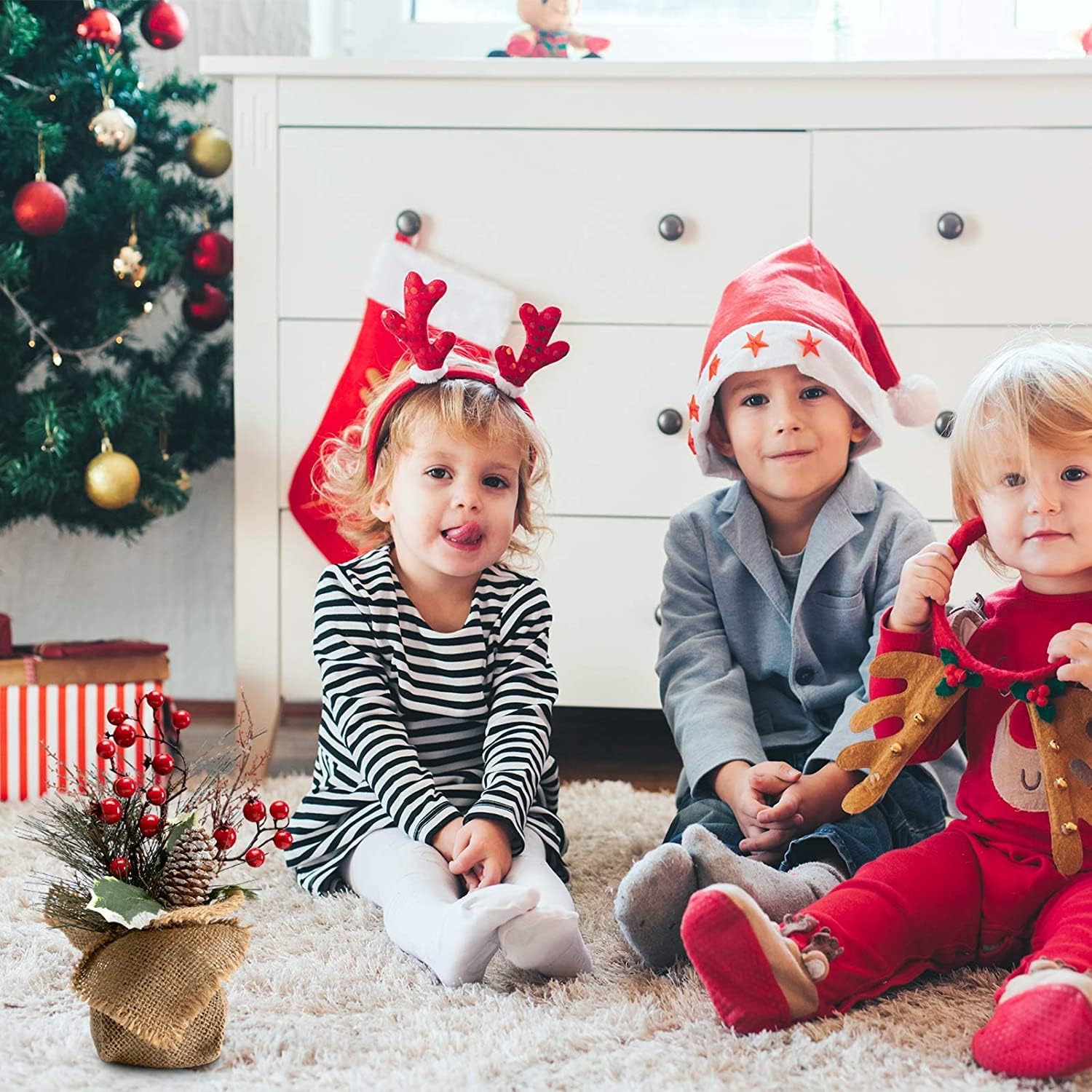 LOHASBEE Mini árbol de Navidad, 2 paquetes de 10 pulgadas, pequeño árbol de Navidad portátil con bayas rojas para regalo para niños, oficina, mesa y