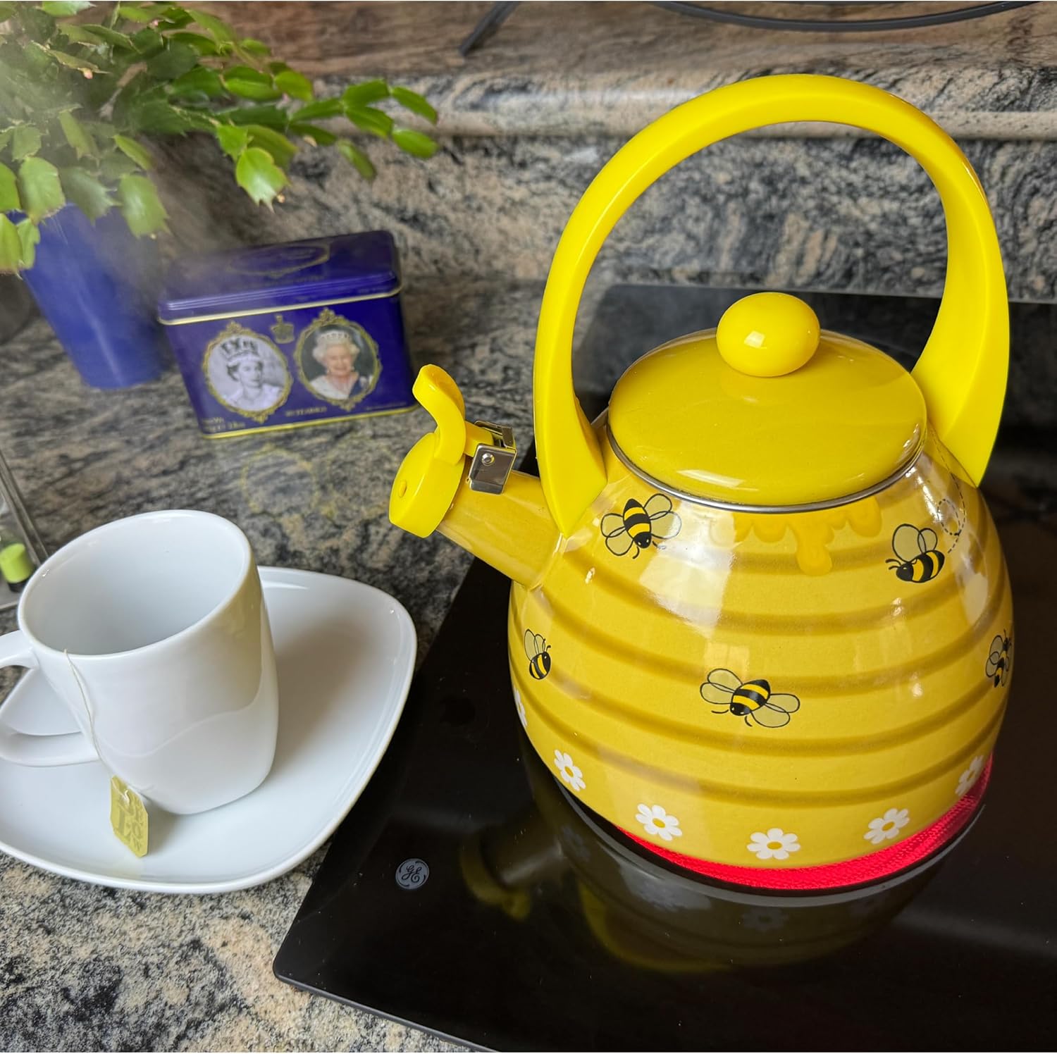 Trenton Gifts Bee Hive Design – Hervidor de té esmaltado, tetera silbante, accesorios de cocina lindos, 2.3 cuartos de galón