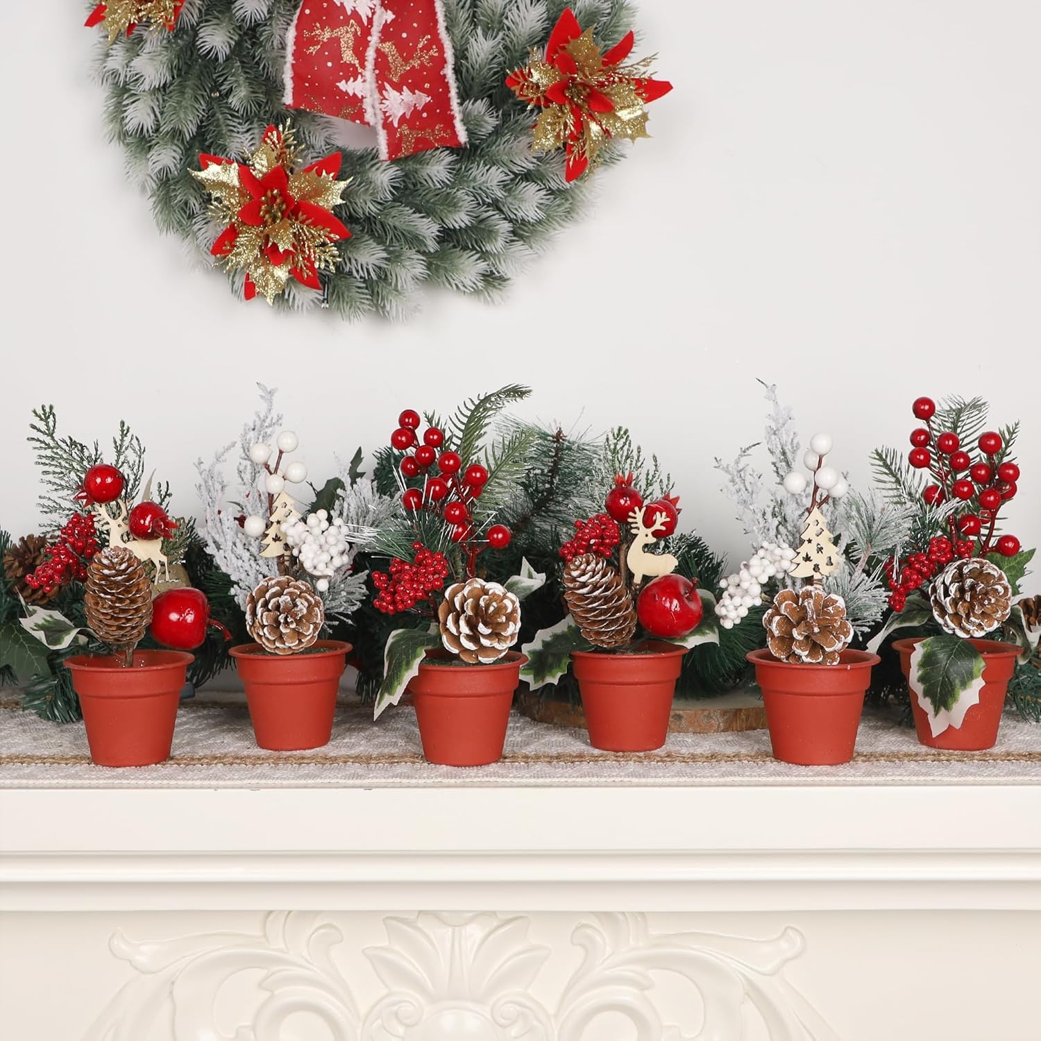winemana Mini decoración de mesa de árbol de Navidad, 6 piezas de árbol artificial pequeño con piñas y bayas rojas, centro de mesa de vacaciones