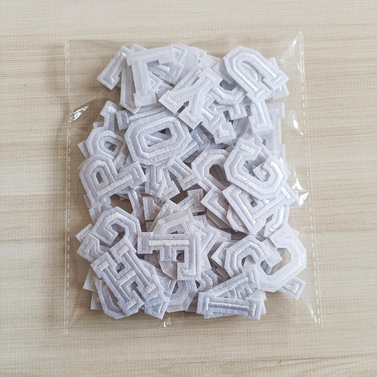 Zlettery Parches de letras para planchar de 1.3 pulgadas, 78 piezas, parches bordados del alfabeto A-Z para ropa, chaquetas, sombreros, mochilas,