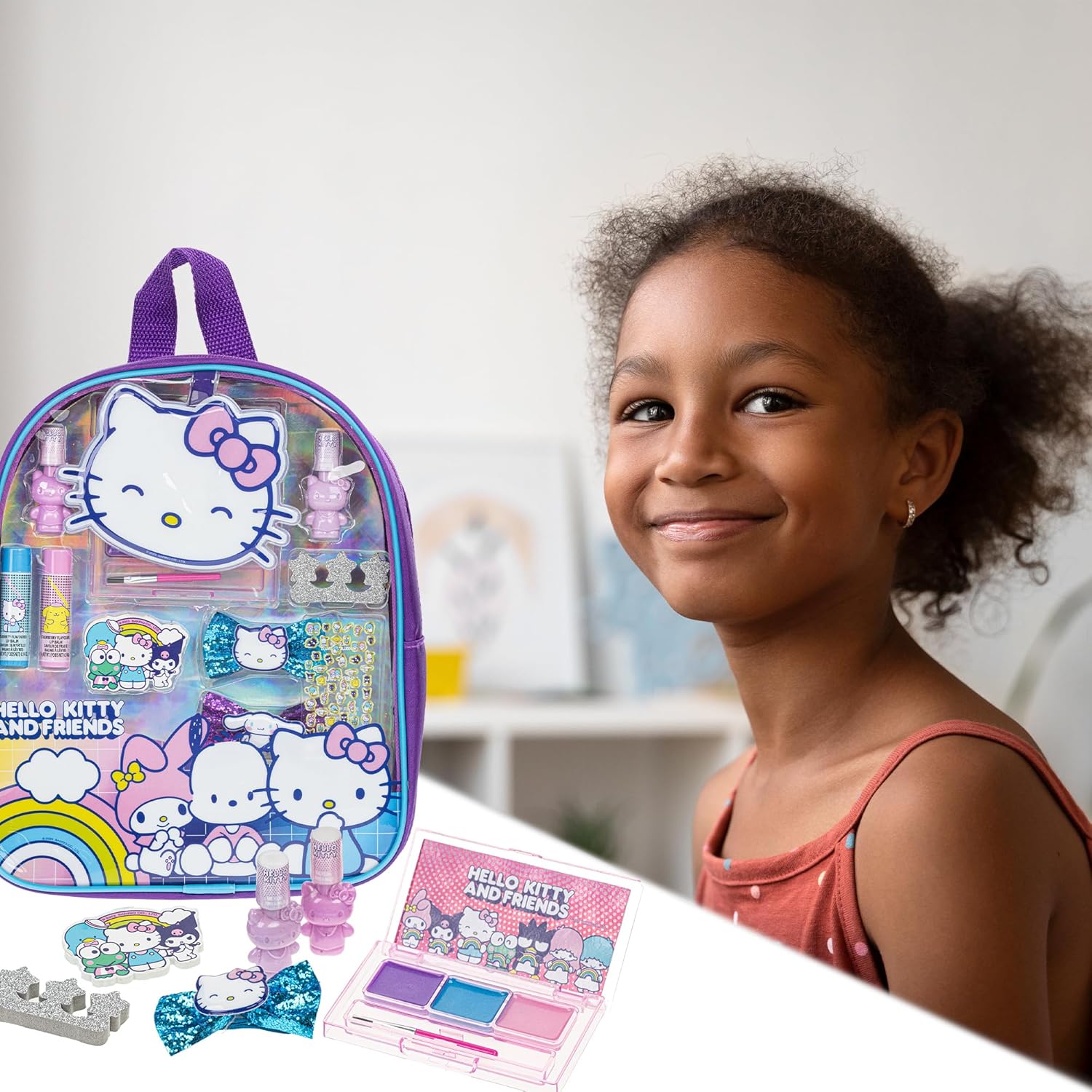 Hello Kitty and Friends – Juego de mochila rellena de maquillaje Townley Girl con 12 piezas, incluye brillo de labios, esmalte de uñas, piedras de