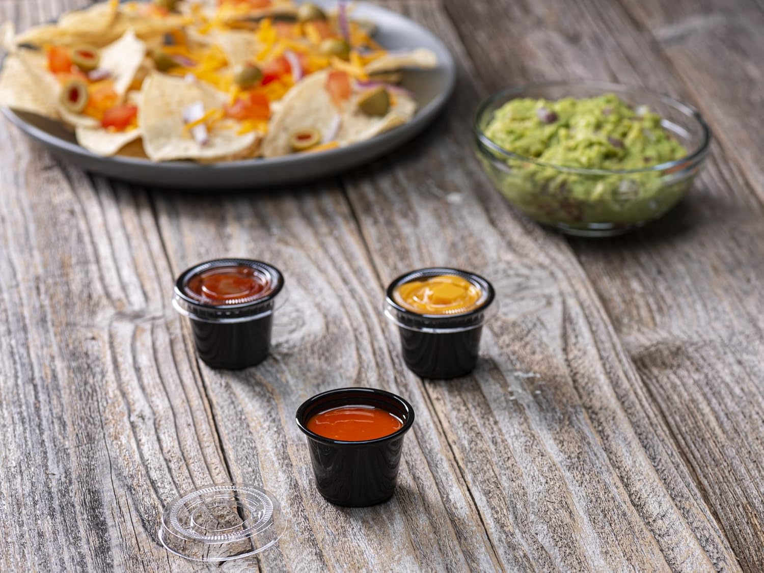 1 oz  100 juegos Vasos de plástico sumergibles negros con tapas, pequeños recipientes para control de porciones, chupitos de gelatina, preparación