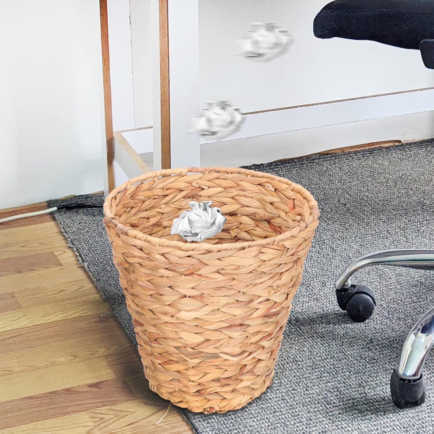 SEWACC Cesta de basura tejida de mimbre de jacinto de agua tejida natural, cubo de basura redondo para baño, artículos esenciales, lavandería, 10.6
