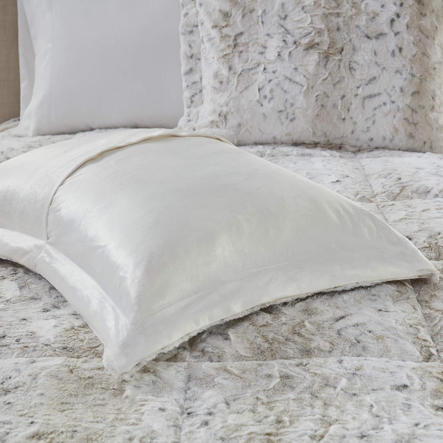 Madison Park Zuri Soft Plush Comforter Set, Faux Fur Animal Stripes Design, Faux Mink On The Reverse, Modern All Season Bedding Set with Matching