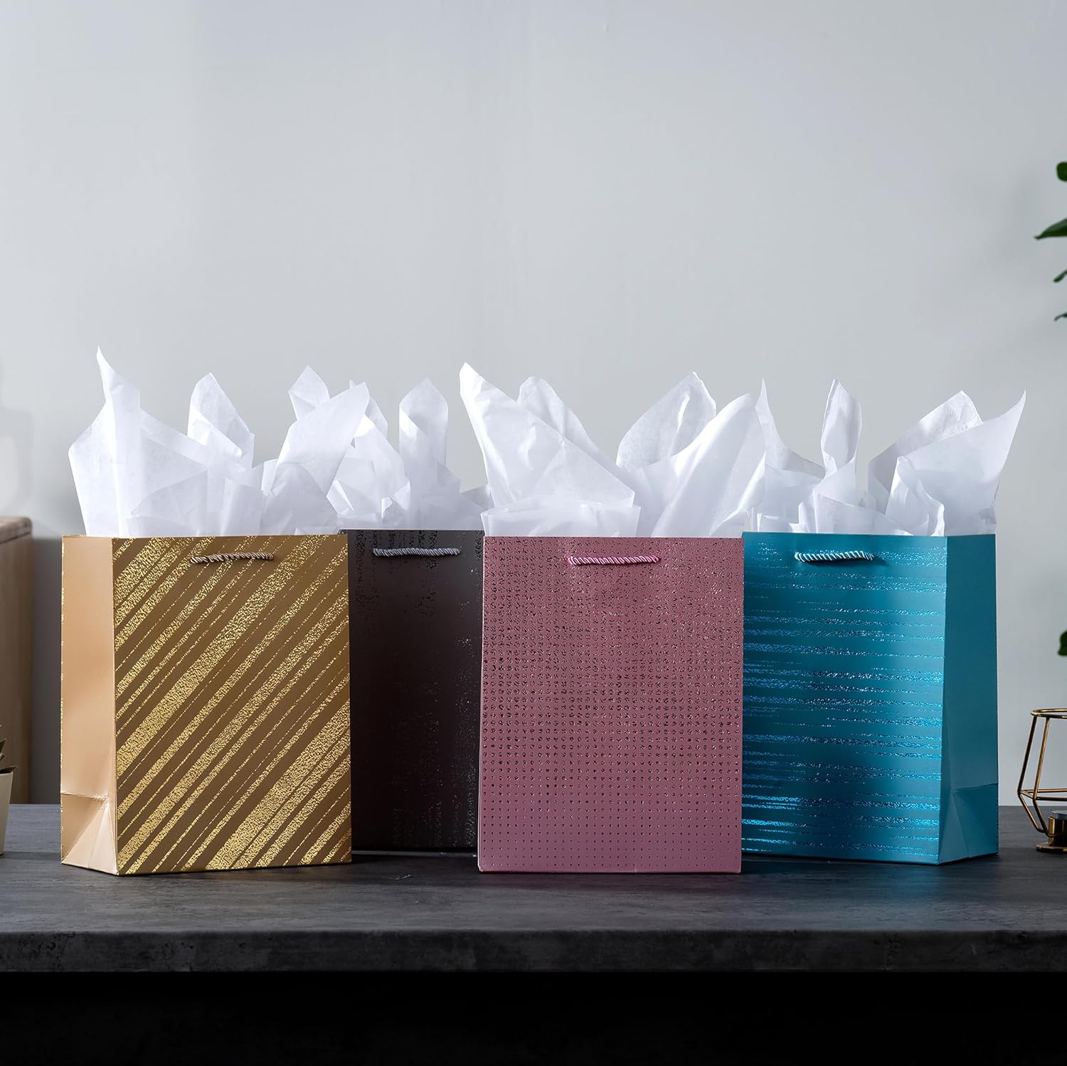 SHIPKEY Paquete de 4 bolsas de regalo pequeñas con papel de seda, 7 x 4 x 9 pulgadas, surtido de bolsas de papel de aluminio dorado, bolsas