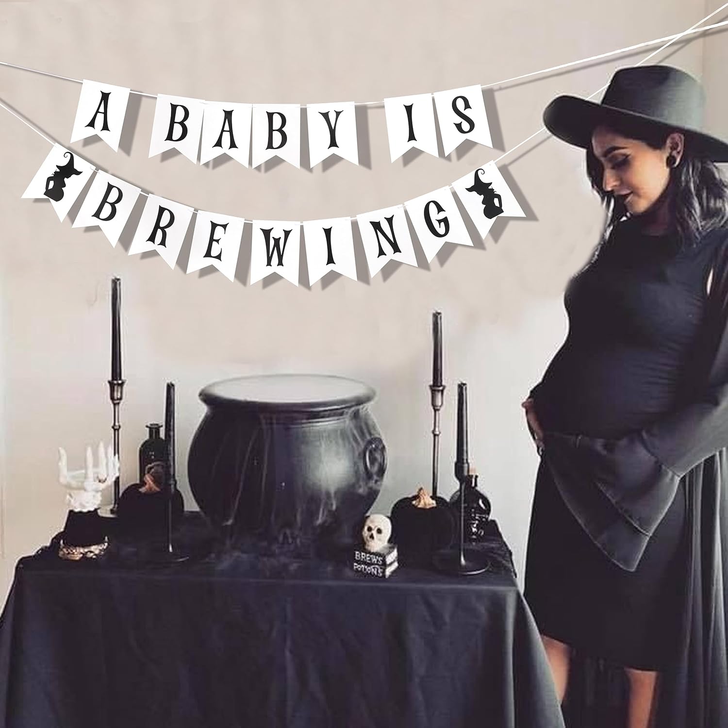 Pancarta sorpresa de fiesta con texto en inglés “A Baby is Brewing”, revelación de género para decoración de Halloween, baby shower, revelación de