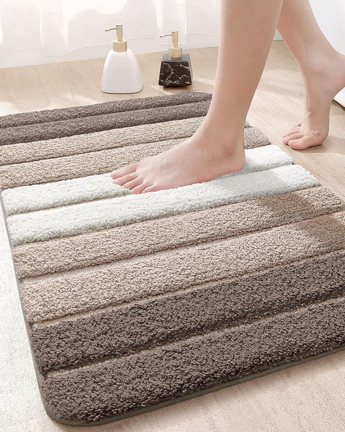 DEXI Alfombra de baño absorbente, antideslizante, lavable, alfombra pequeña de 16 x 24 pulgadas, marrón claro
