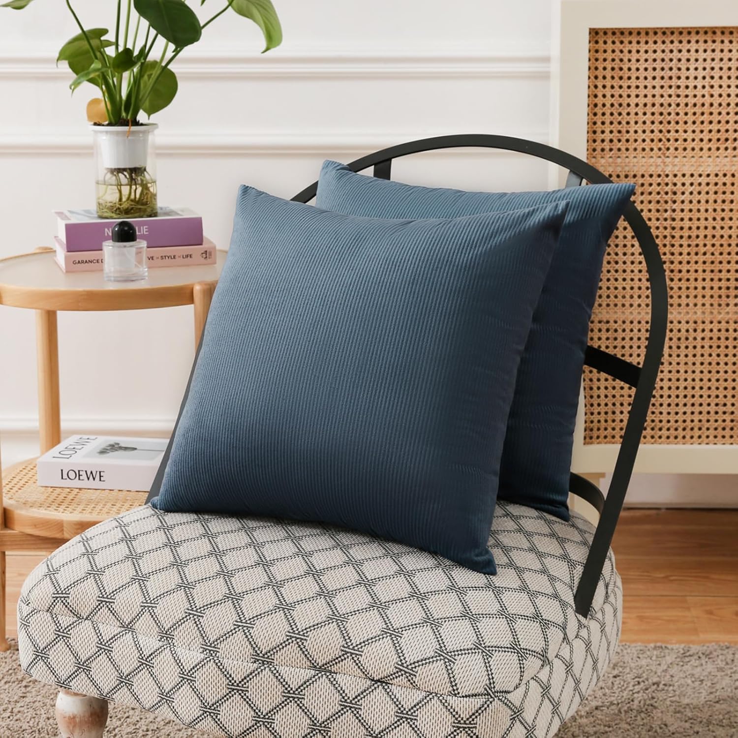 JIAHANNHA Juego de 2 fundas de almohada de terciopelo azul gris de 24 x 24 pulgadas, fundas de cojín cuadradas con diseño de rayas suaves y