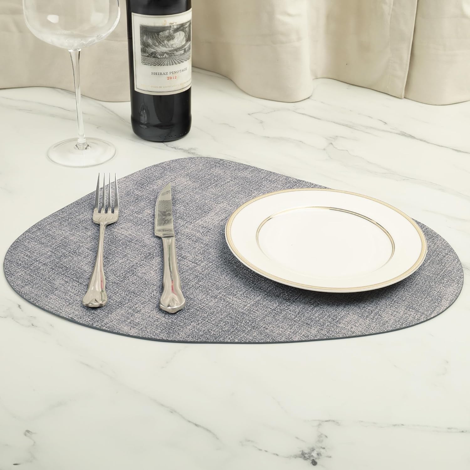 fanquare Juego de 6 manteles individuales de piel sintética color gris, lavables para mesa de comedor, 16.7 x 13.4 pulgadas, resistentes al calor,