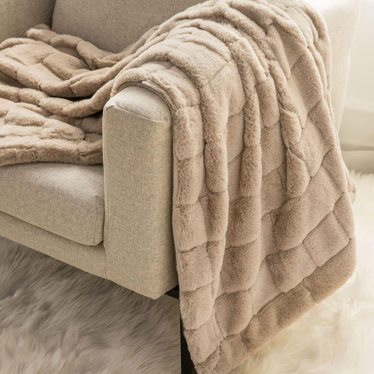 Kingole Manta de lujo de piel sintética de conejo, acogedor sofá cama súper suave y cálida microfibra de felpa 350GSM, 50 x 60 pulgadas, beige