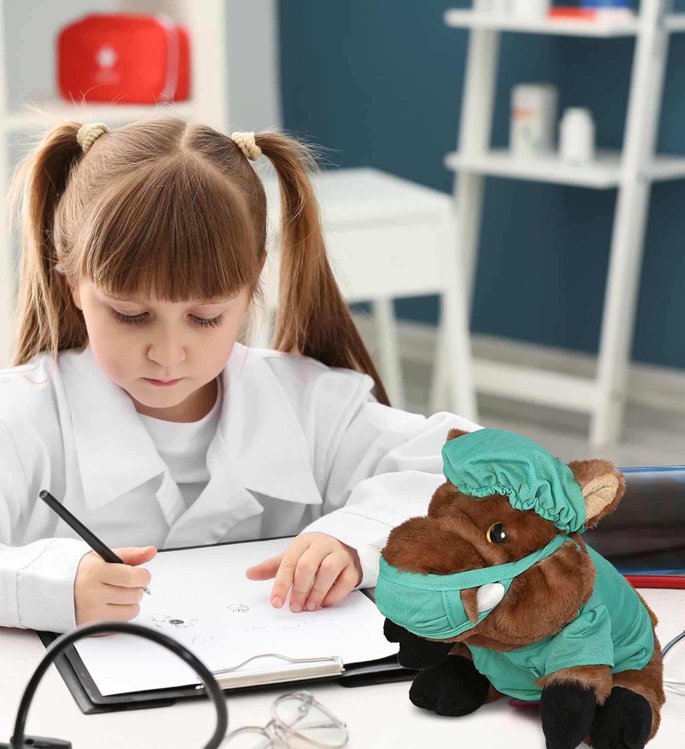 DolliBu Juguete de peluche de médico de jabalí salvaje, súper suave, disfraz de médico de jabalí con bonito uniforme y traje de gorra, regalo con