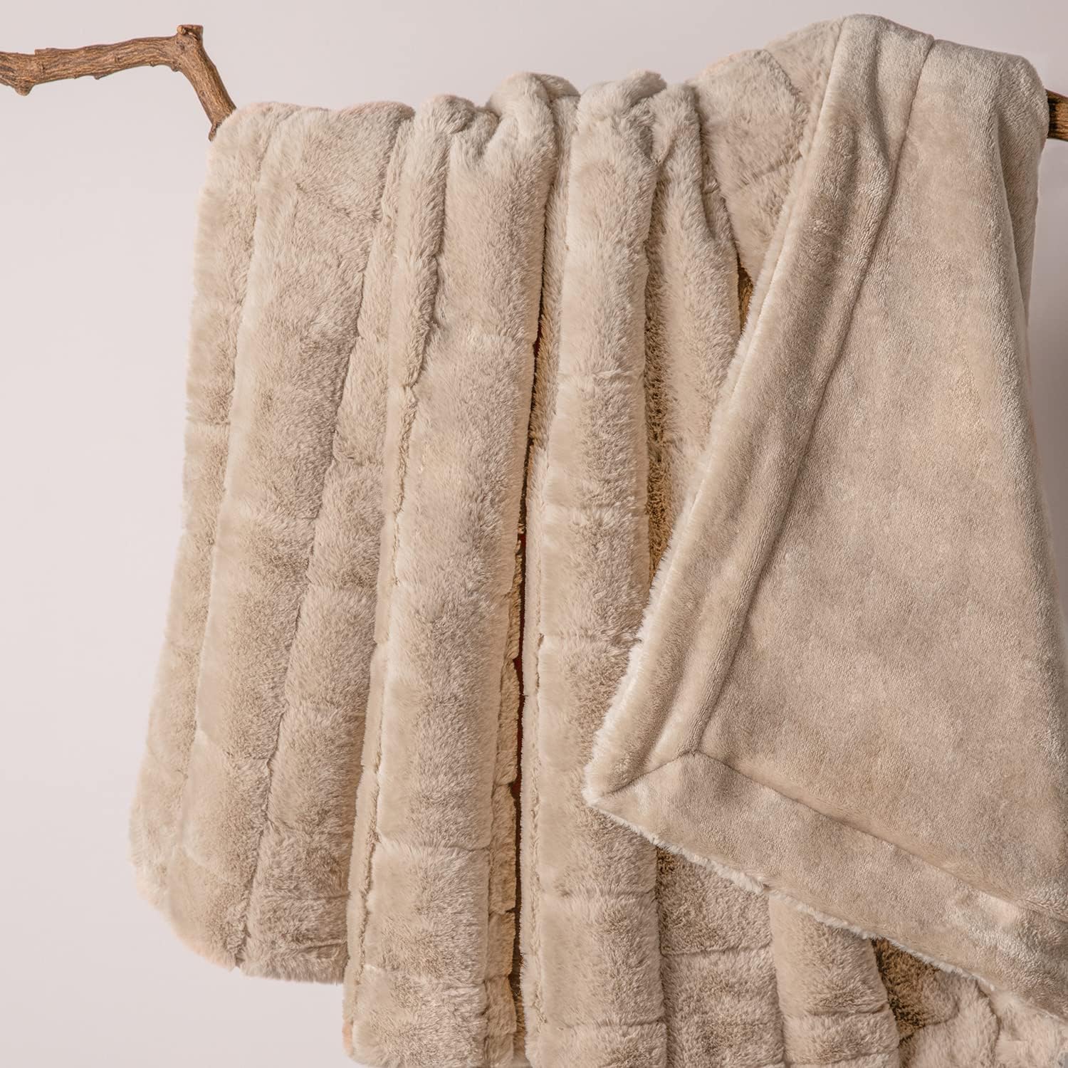 Kingole Manta de lujo de piel sintética de conejo, acogedor sofá cama súper suave y cálida microfibra de felpa 350GSM, 50 x 60 pulgadas, beige