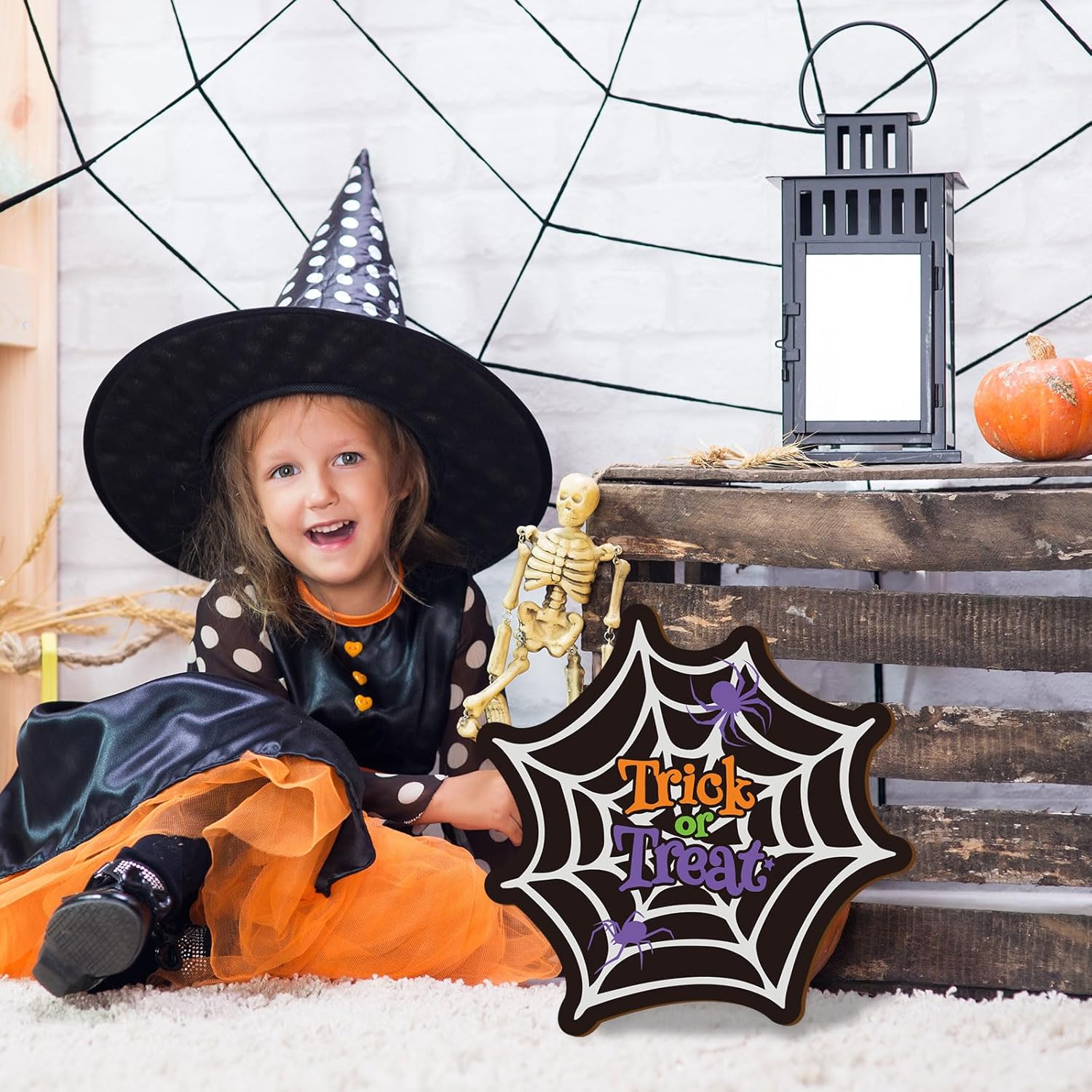 Whaline Letrero colgante de madera con diseño de telaraña de Halloween, diseño de truco o trato, corona de bienvenida, decoración de Halloween,