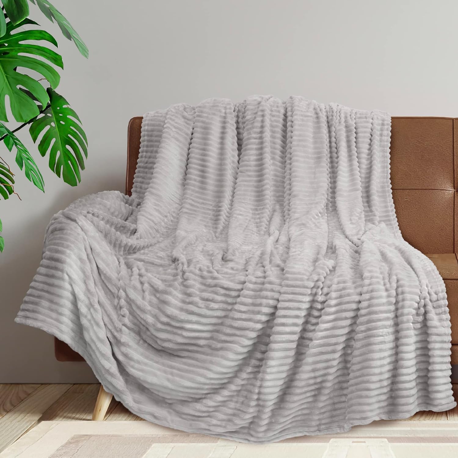 PAVILIA Manta de vellón suave para cama King, color gris claro, manta de franela de felpa mullida, cálida y acogedora manta de microfibra acanalada