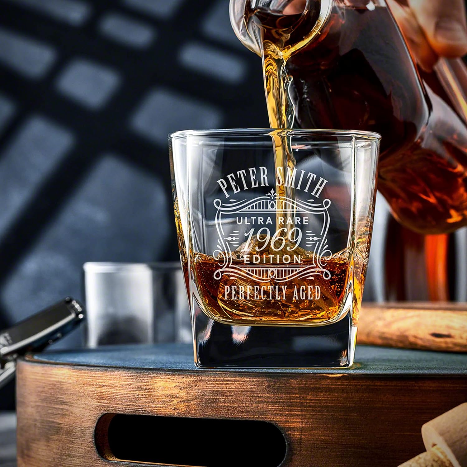 Juego de decantador de whisky personalizado con caja de madera manchada, juego de caja de regalo personalizado de bourbon y whisky escocés