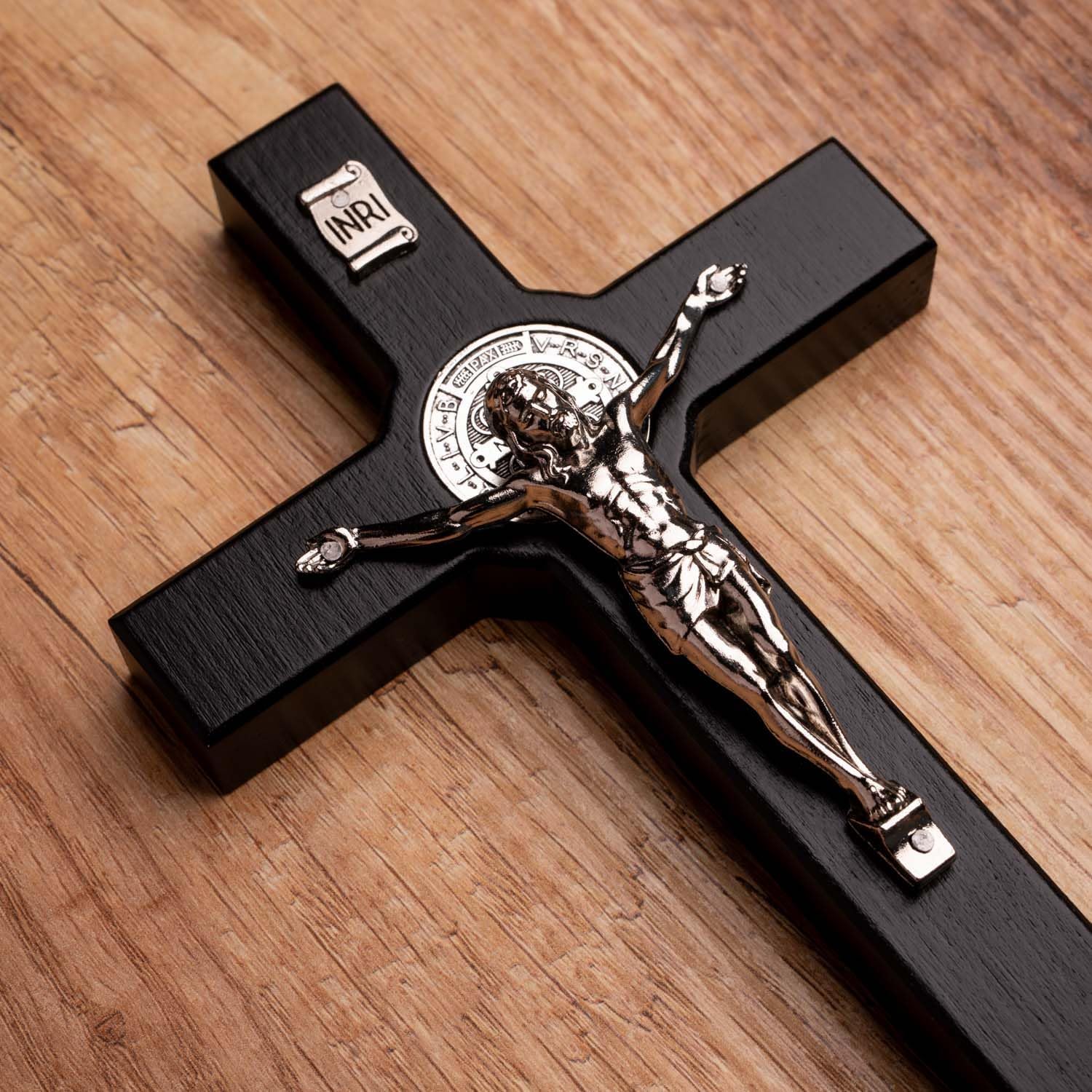 4Soul Crucifijo  Cruz de pared de San Benito  Decoración de cruz de madera de 8.7 pulgadas con medalla de Jesús y San Benito de color plateado  Arte