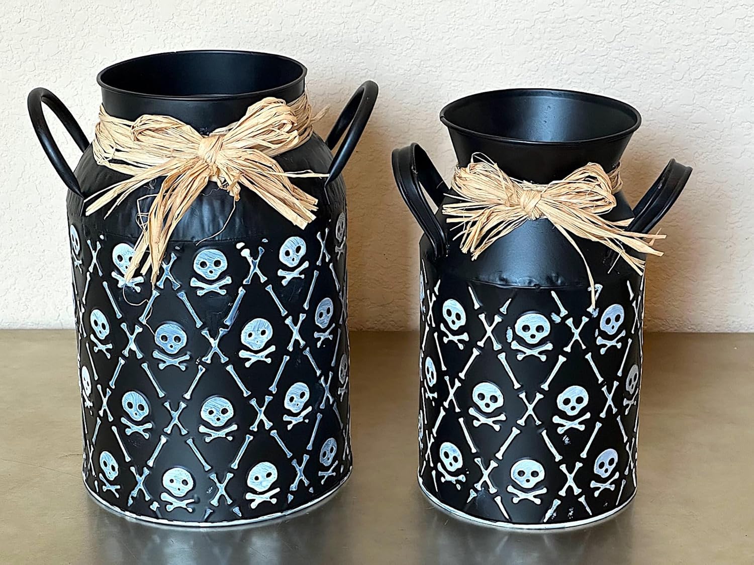 Jarrón de metal para Halloween, decoración rústica, estante de mesa, chimenea, blanco y negro con calaveras y huesos (9.75 pulgadas de alto)
