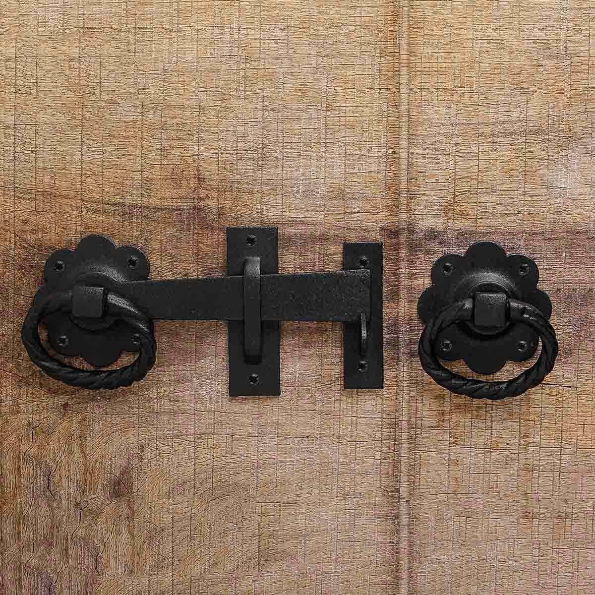 Renovators Supply Manufacturing Cerradura de puerta de hierro forjado negro de 6 pulgadas con herrajes de montaje