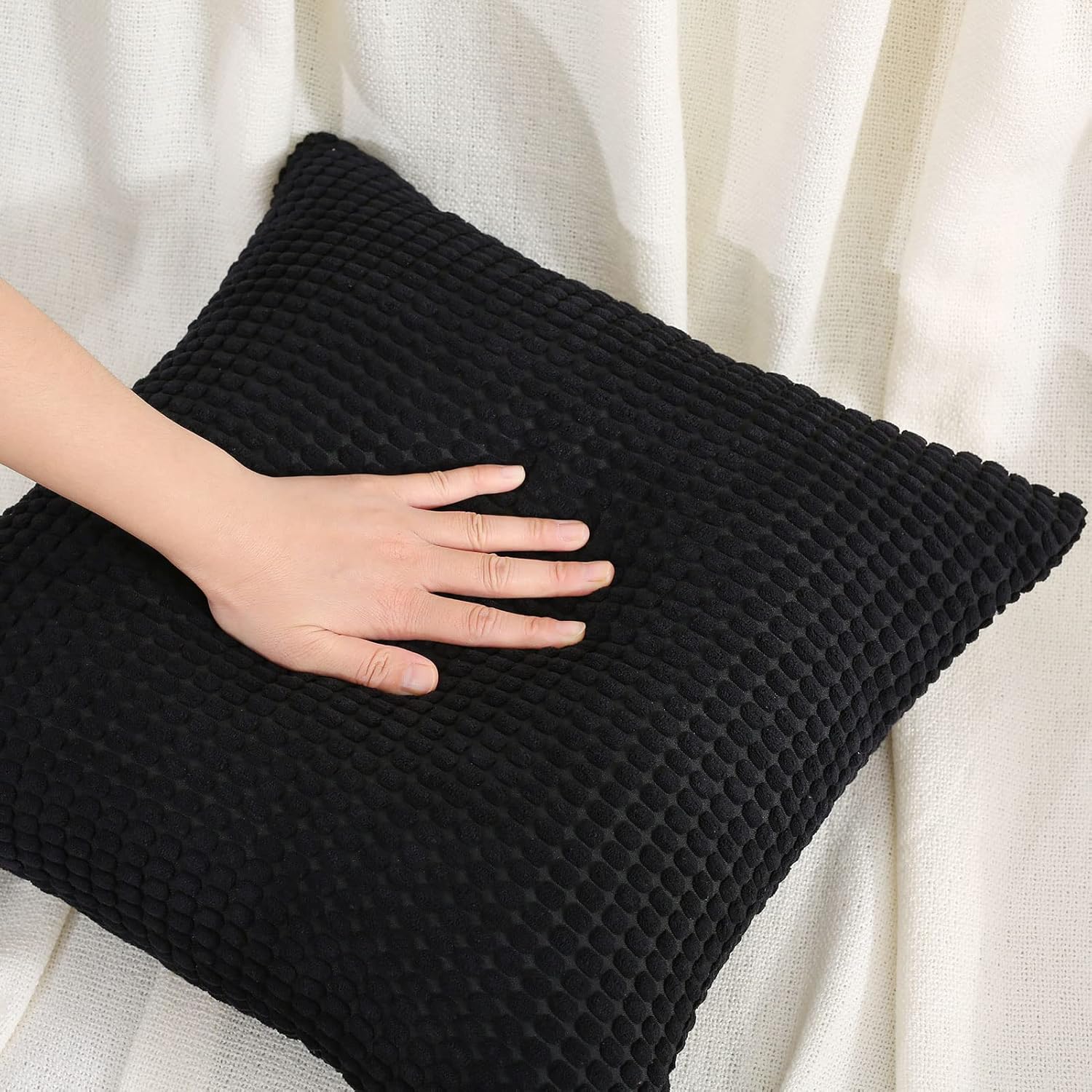 Ikuoic Juego de 2 fundas de almohada decorativas negras de 20 x 20 pulgadas, fundas de cojín cuadradas, tela de pana suave y acogedora a rayas,