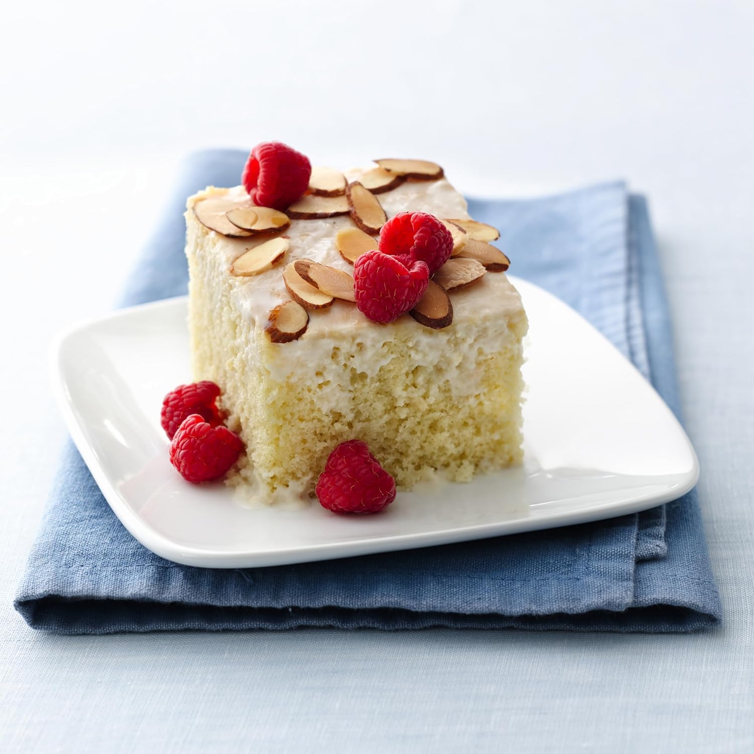 Betty Crocker Favorites Mezcla de pastel con sabor a vainilla súper húmeda, 13.25 onzas (paquete de 12)