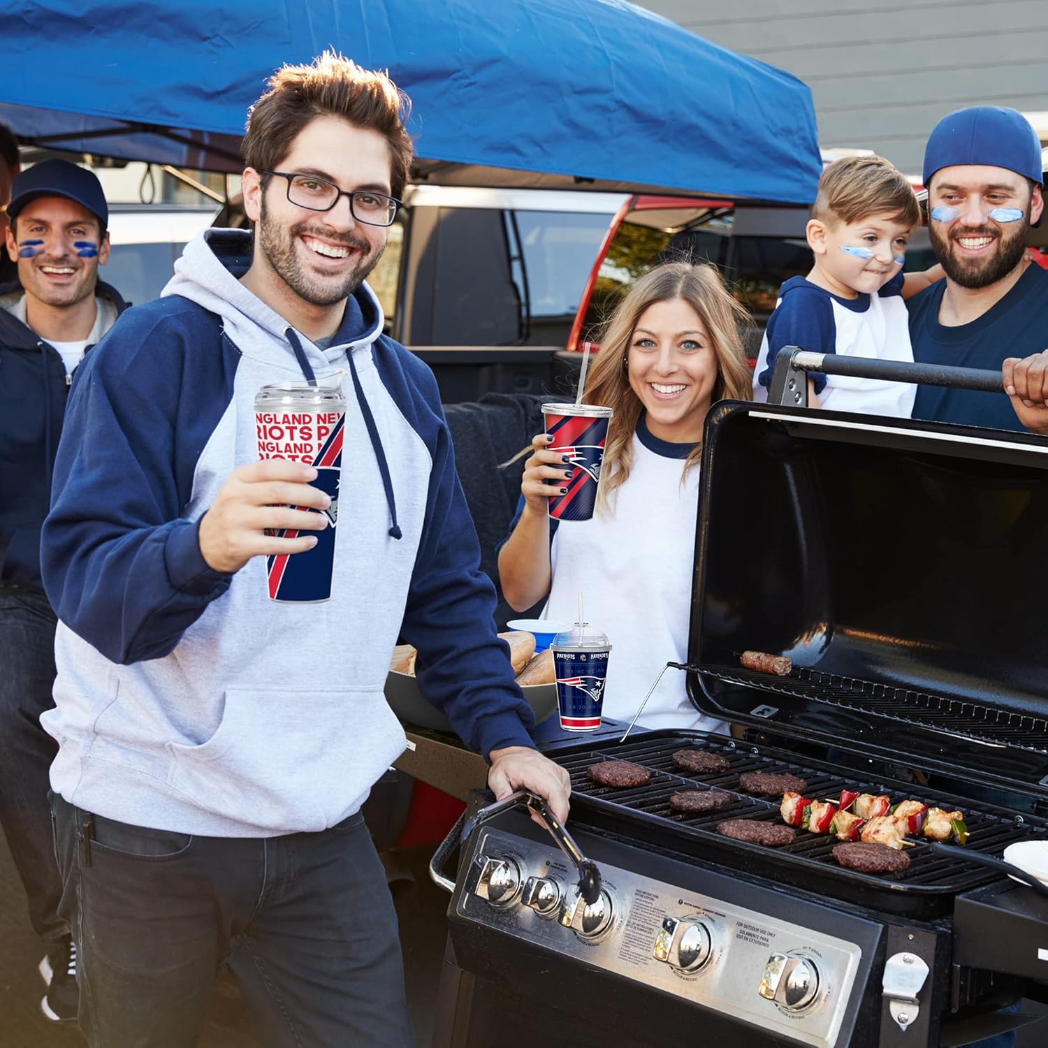 Rico Industries NFL – Vaso de purpurina acrílica de 24 onzas con tapa con bisagras, vaso de doble pared con licencia oficial y popote