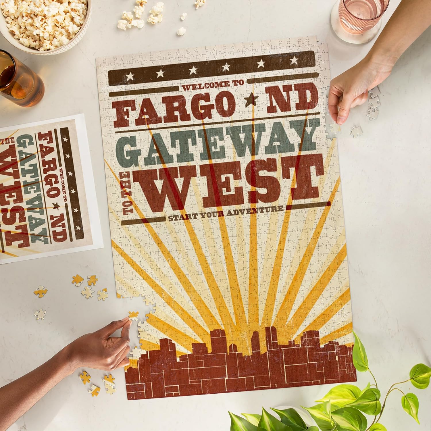 Fargo, Dakota del Norte, Skyline y Sunburst estilo serigrafiado (rompecabezas de 1000 piezas, tamaño 19 x 27, rompecabezas desafiante para adultos y