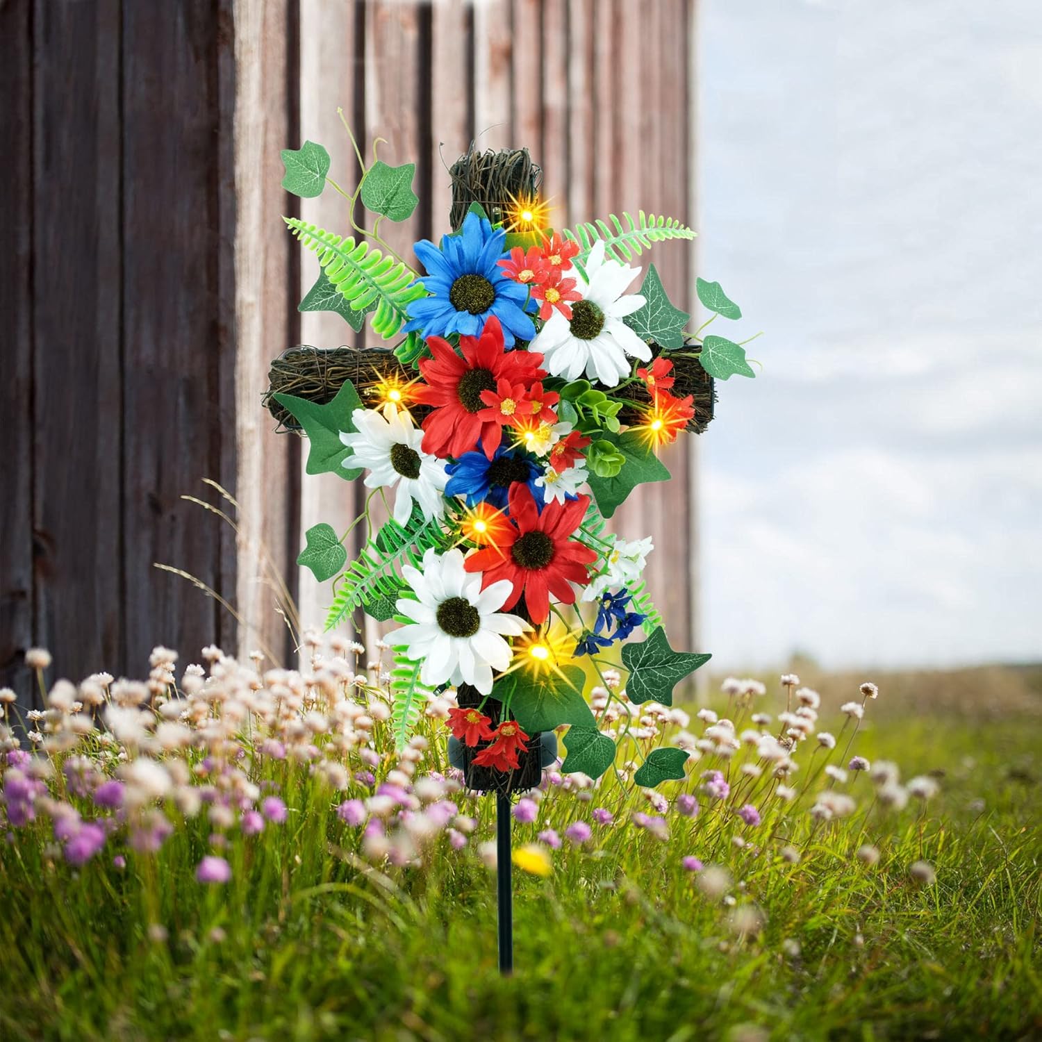 YULETIME Estaca de cruz de jardín roja, blanca y azul, funciona con energía solar con luces de hadas, cruz de metal, ratán natural, margaritas rojas