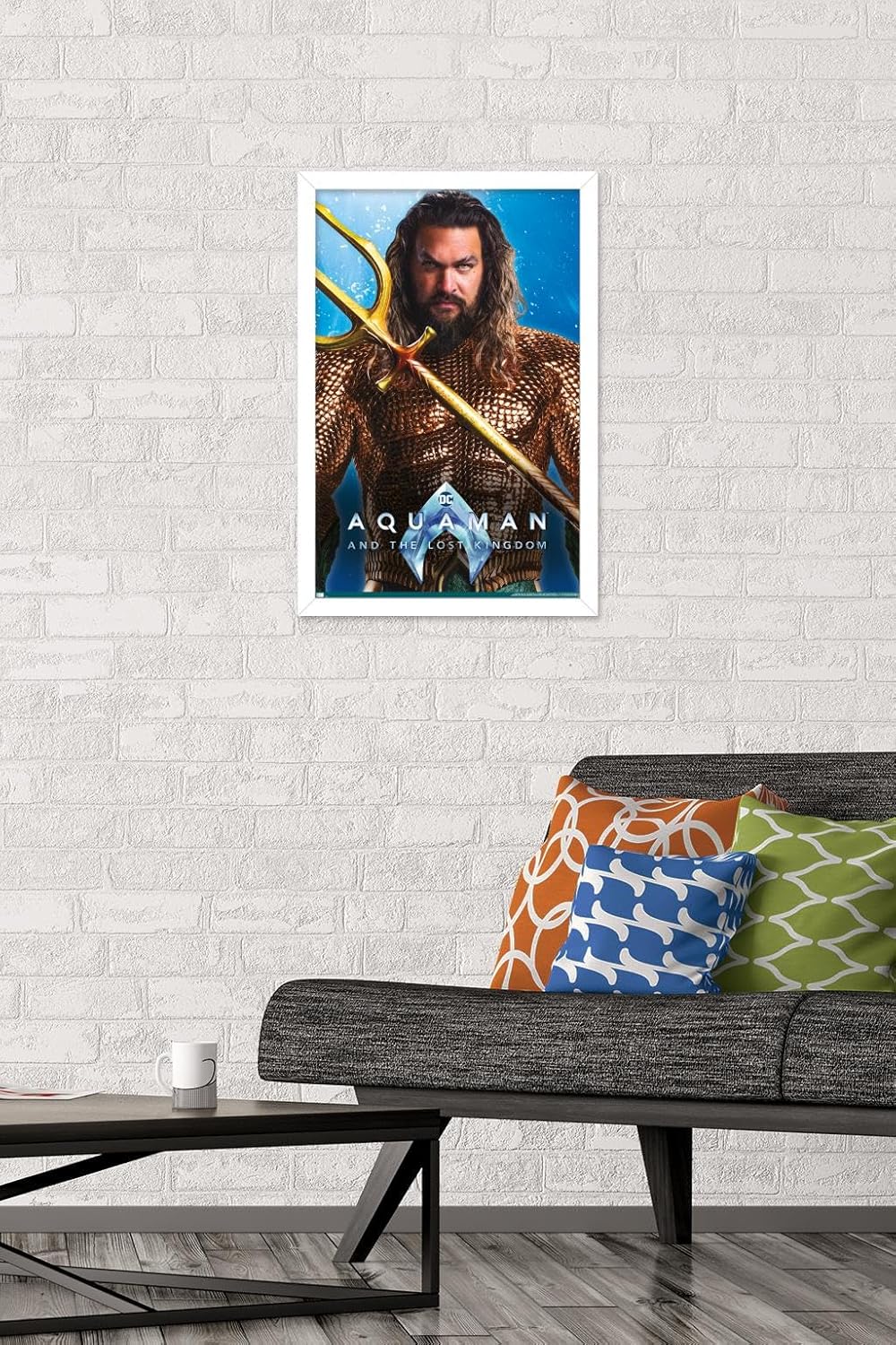 Trends International DC Comics Movie Aquaman y el Reino Perdido – Póster de pared de Aquaman, 14.72 x 22.37 pulgadas, versión enmarcada en blanco